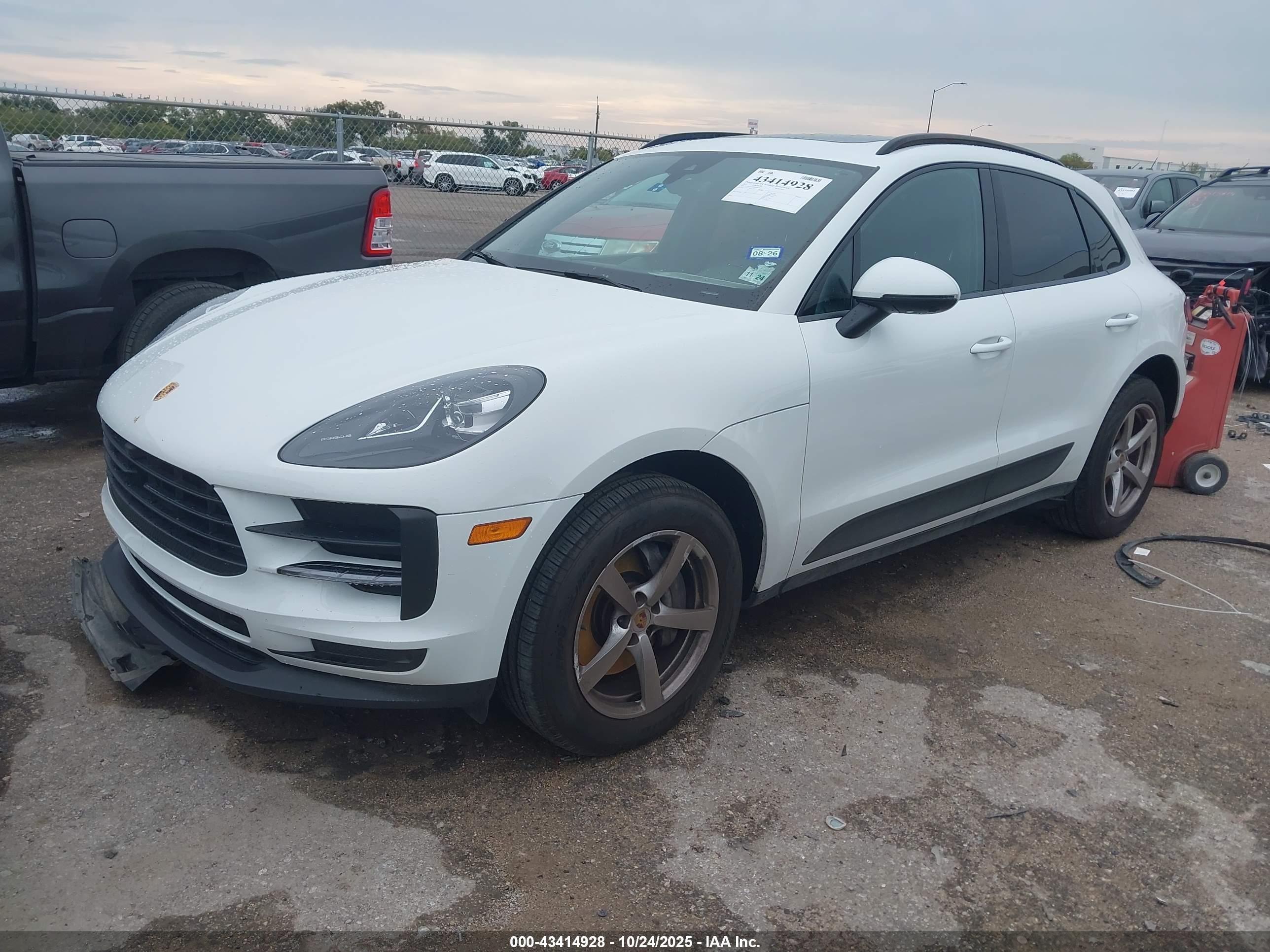 PORSCHE MACAN image 2