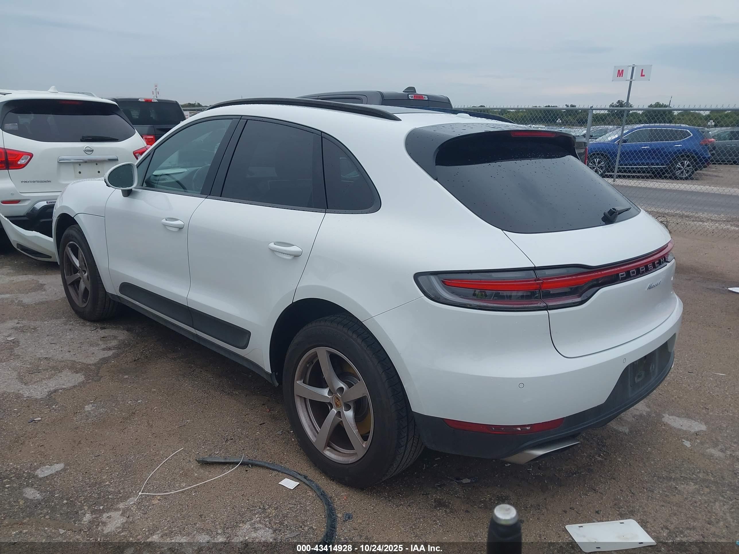 PORSCHE MACAN image 3