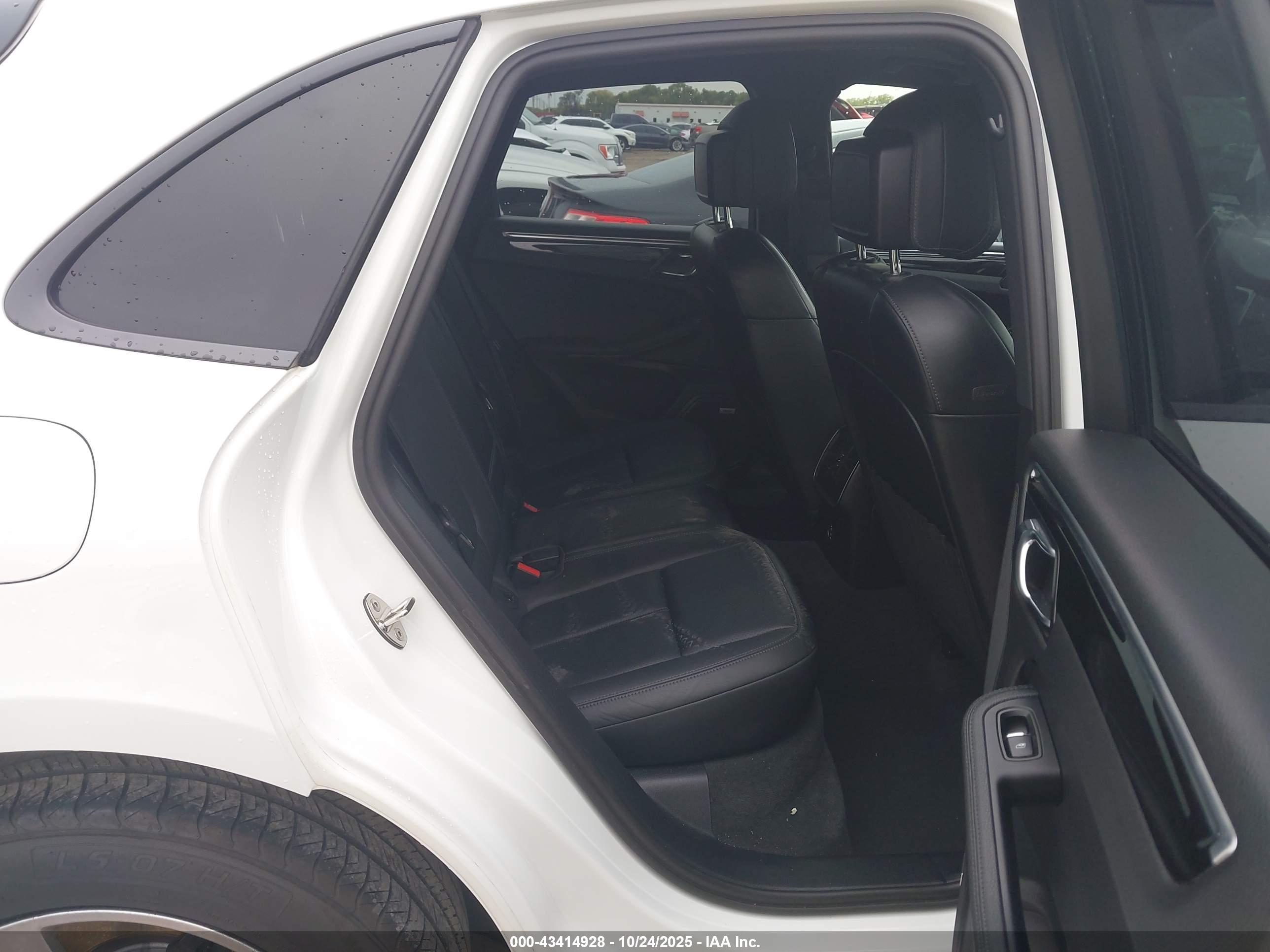 PORSCHE MACAN image 8