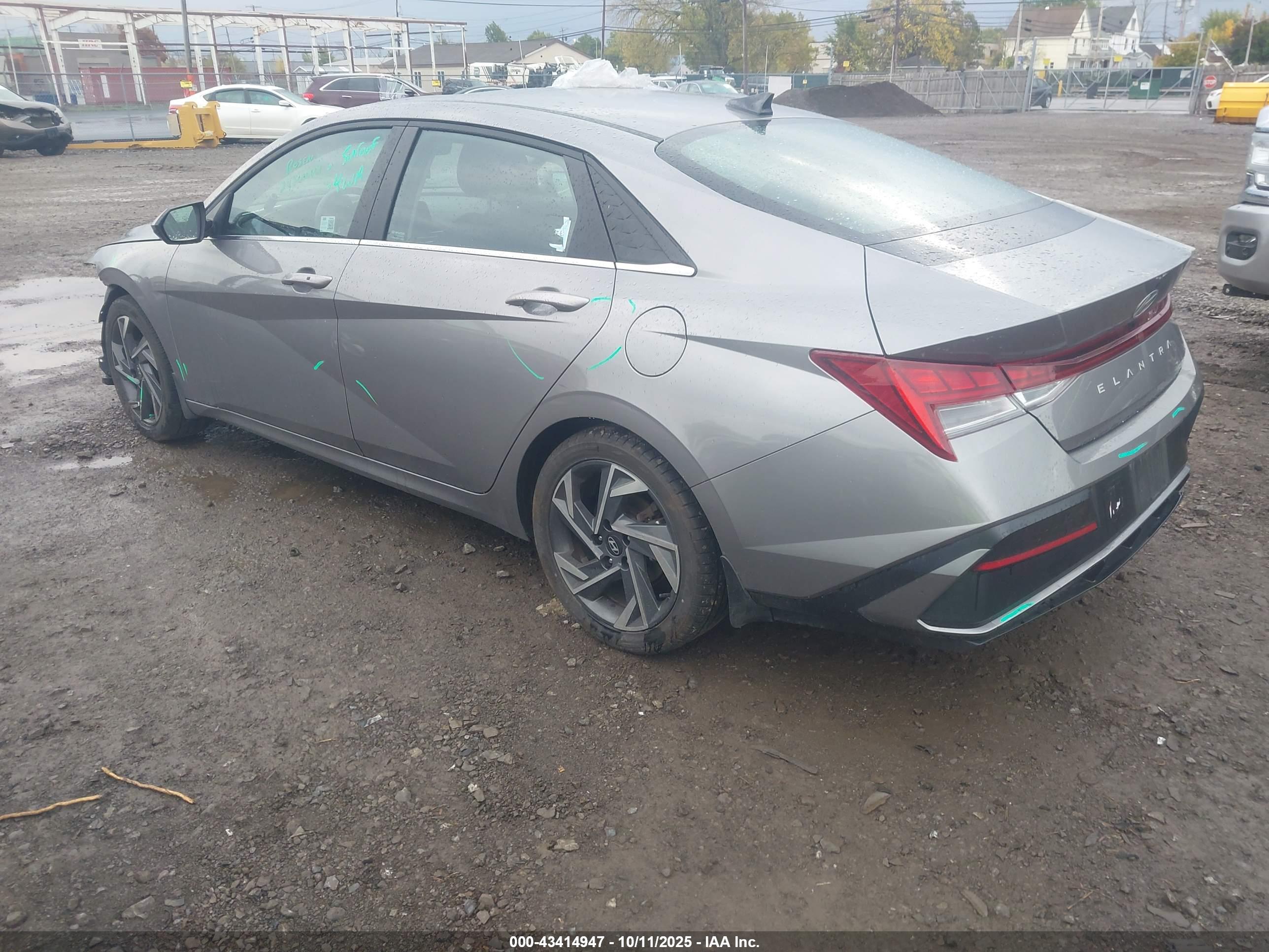 HYUNDAI ELANTRA image 3