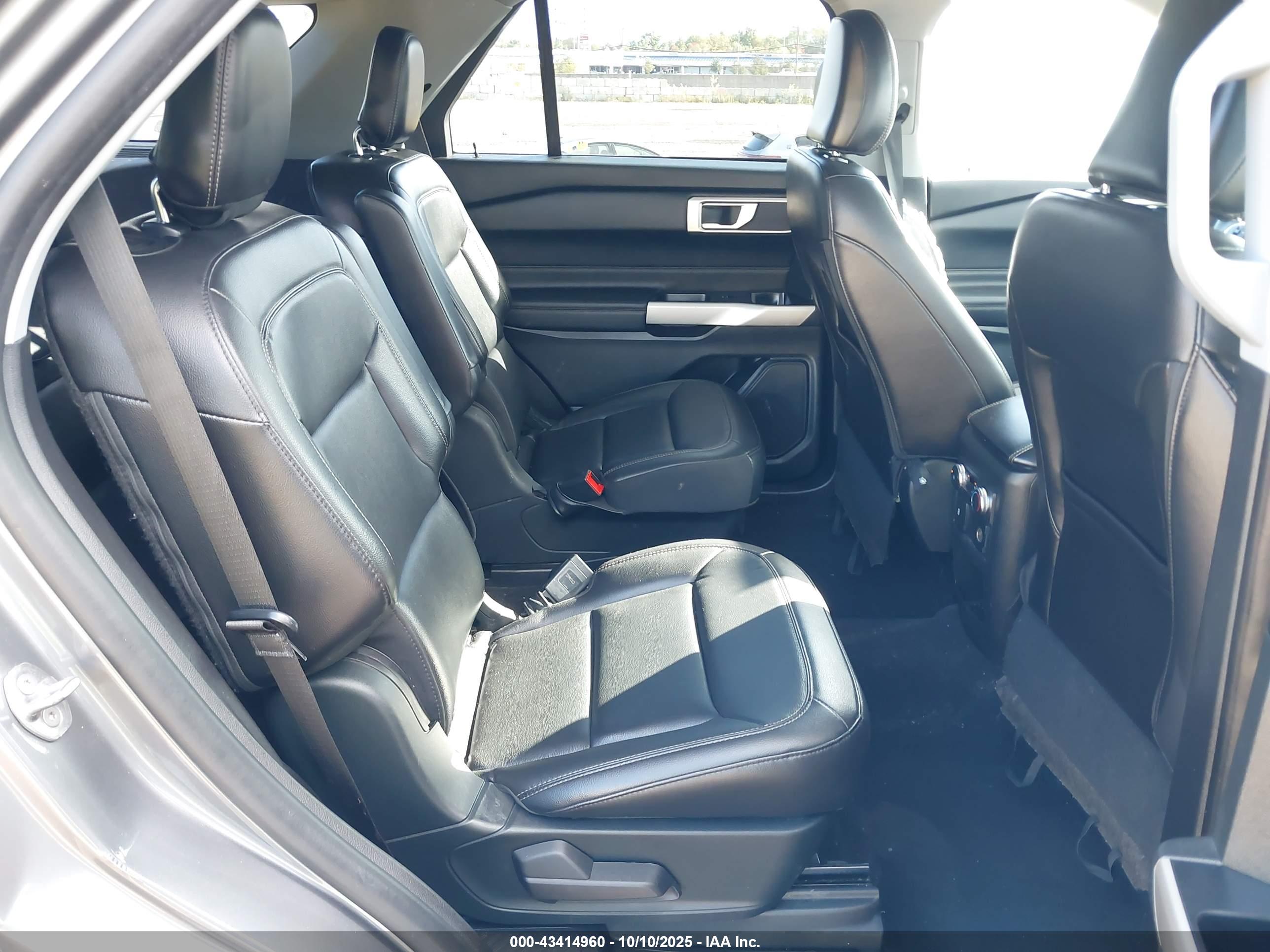 FORD EXPLORER image 8