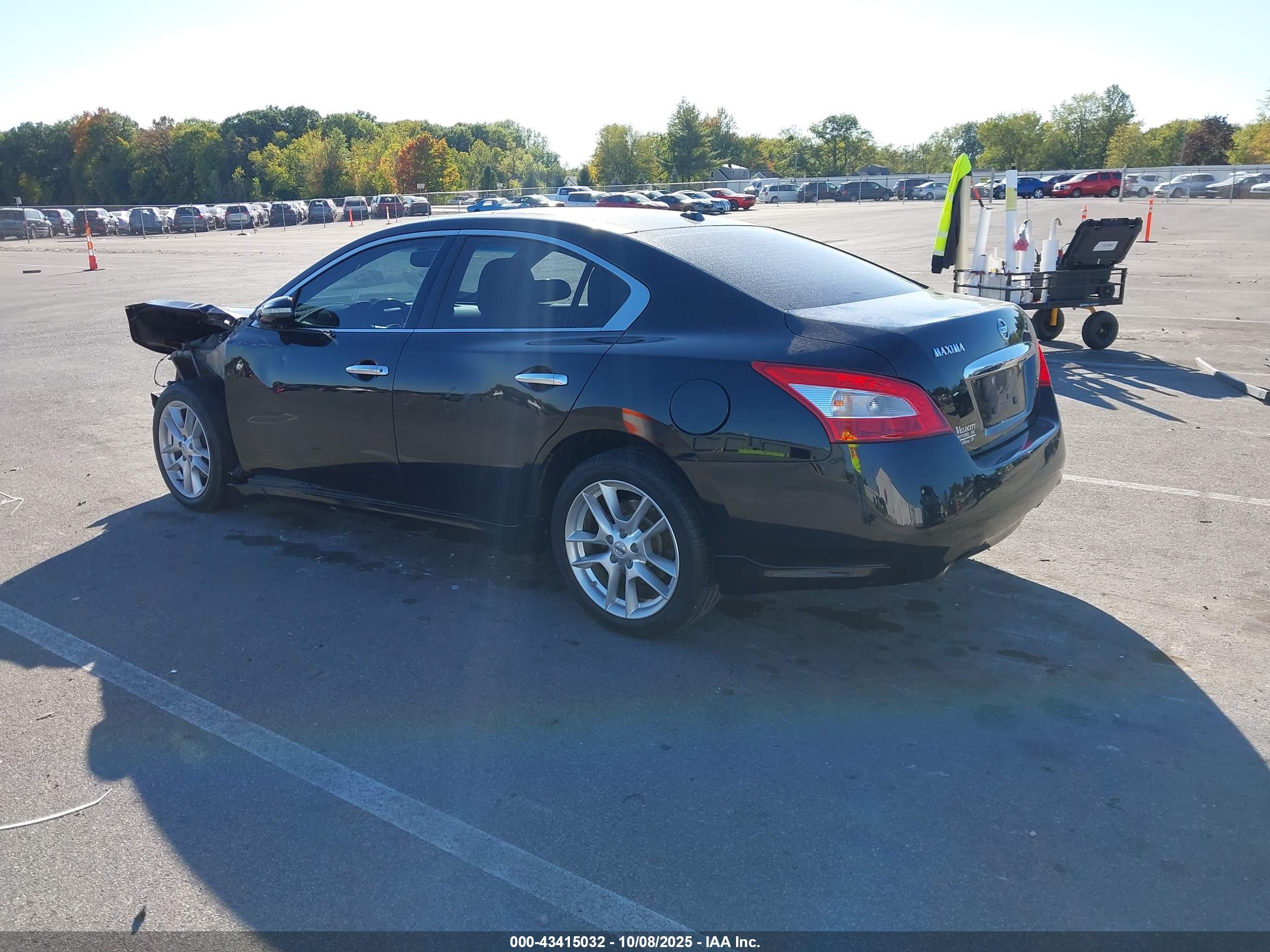 NISSAN MAXIMA image 3