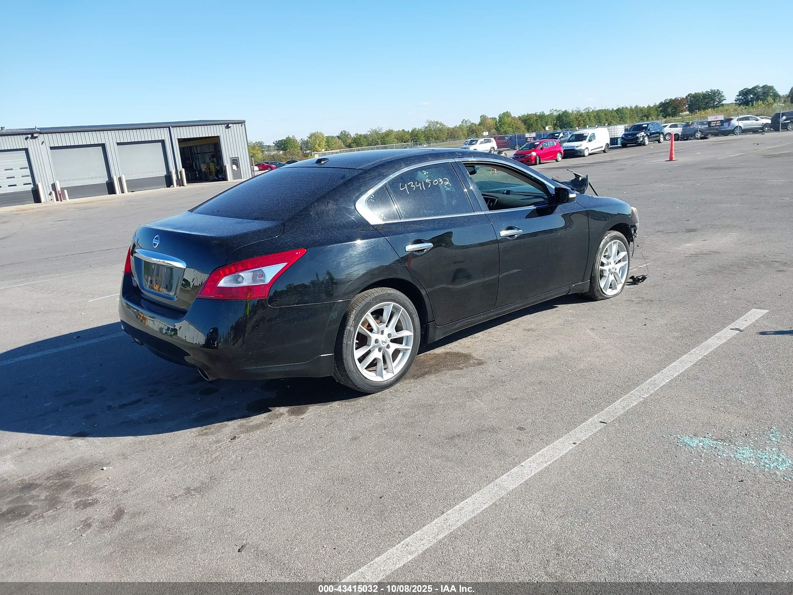 NISSAN MAXIMA image 4
