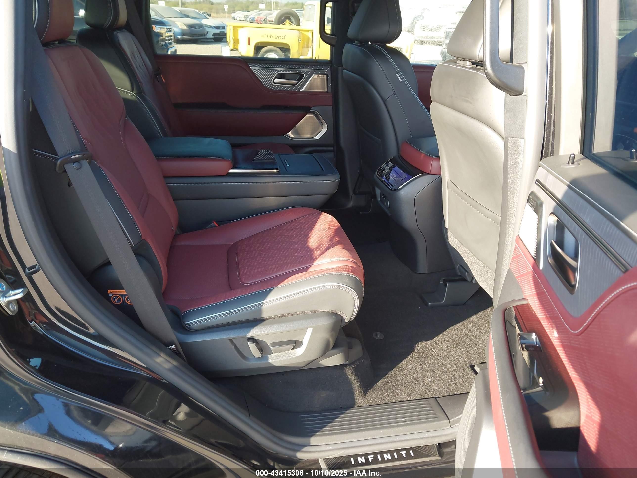 INFINITI QX80 image 8