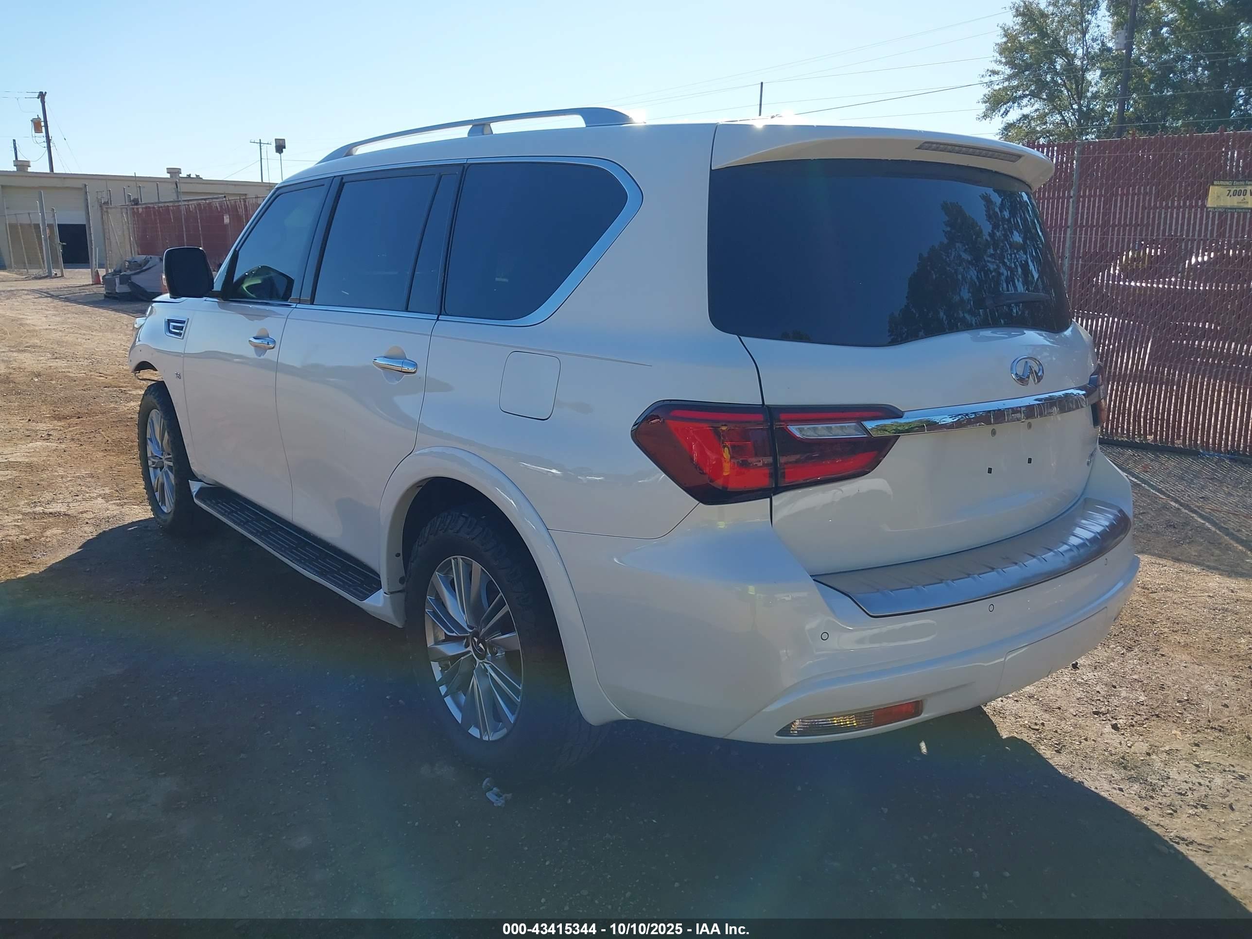 INFINITI QX80 image 3