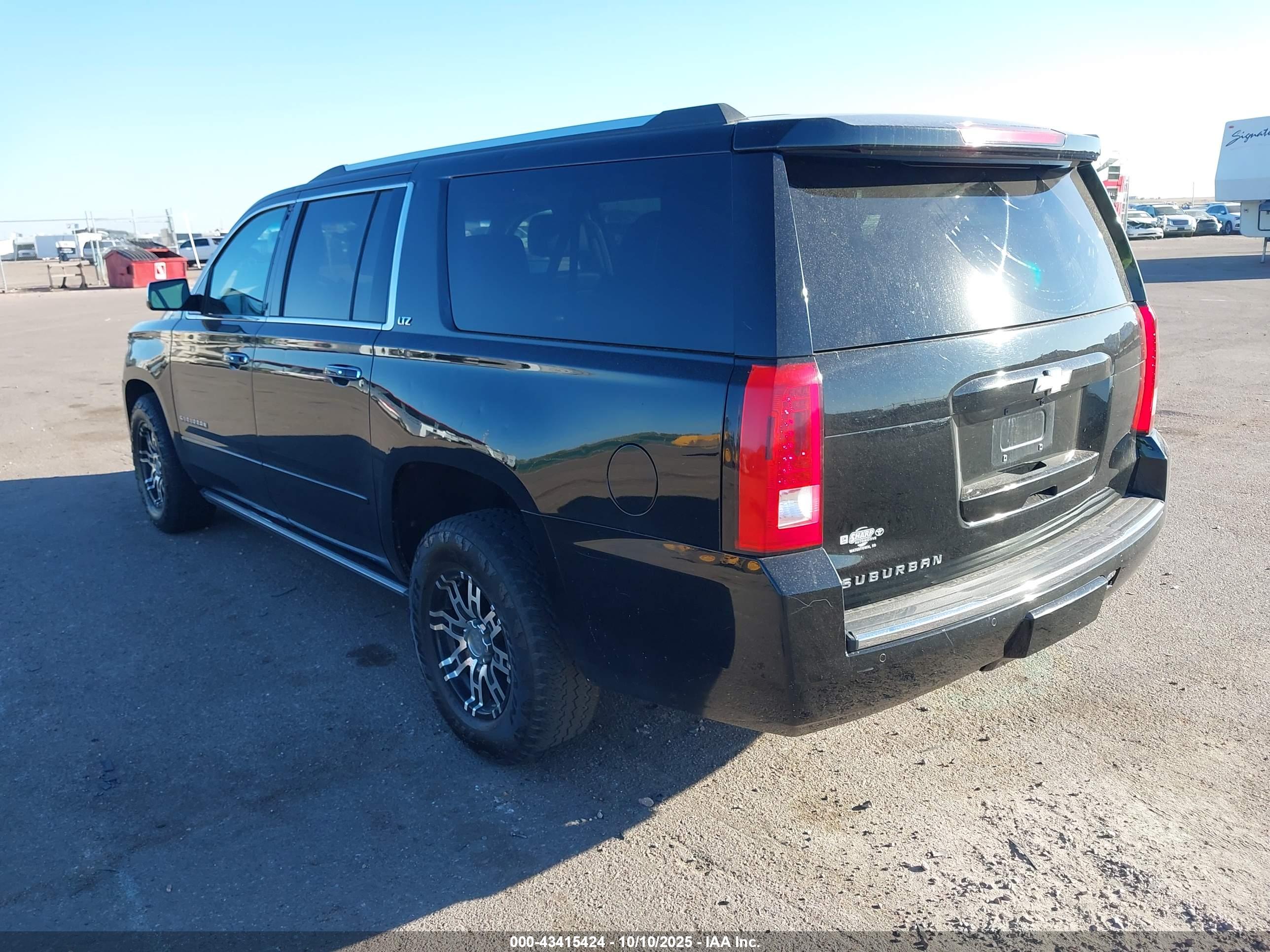 CHEVROLET SUBURBAN image 3