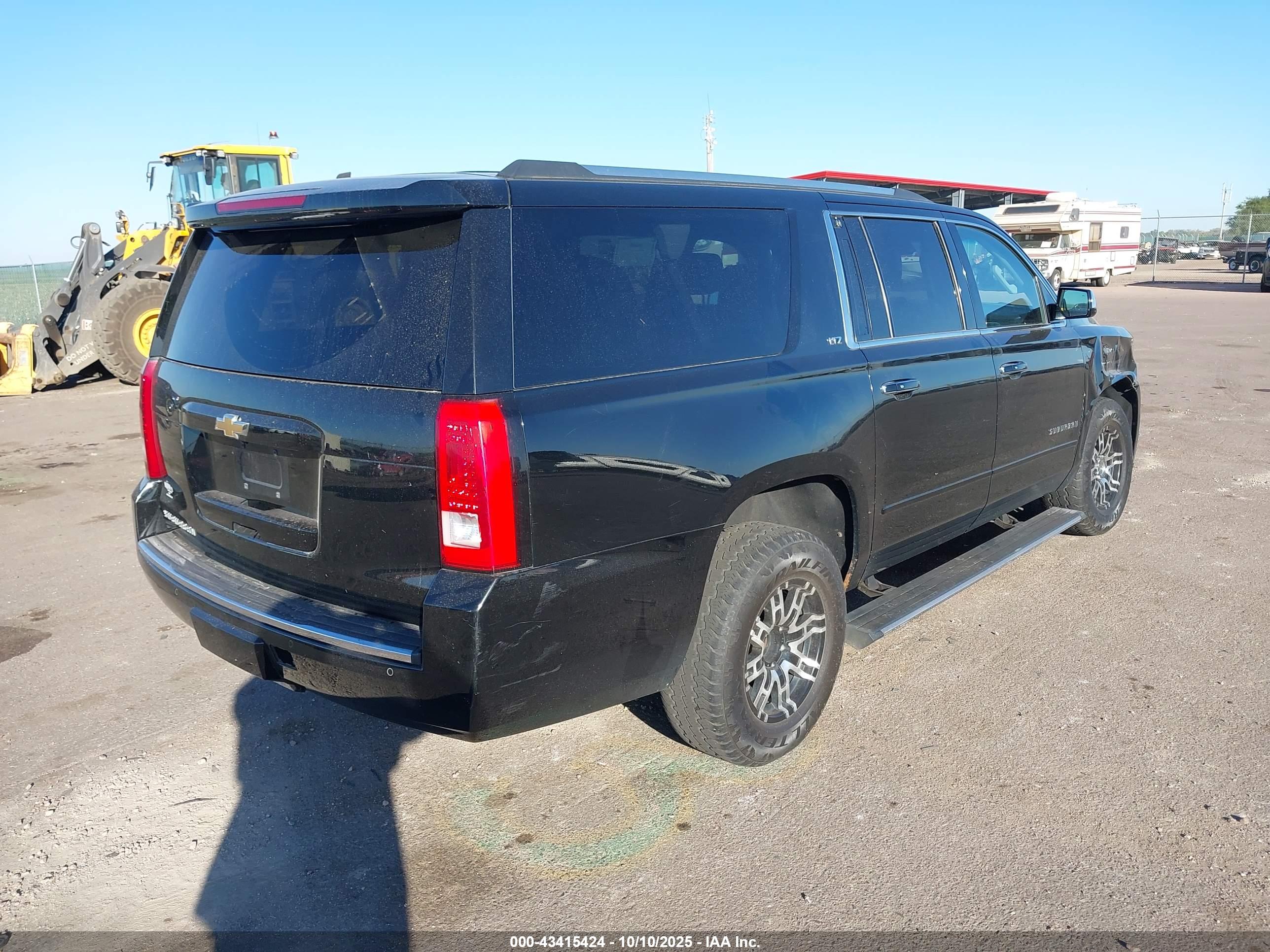 CHEVROLET SUBURBAN image 4