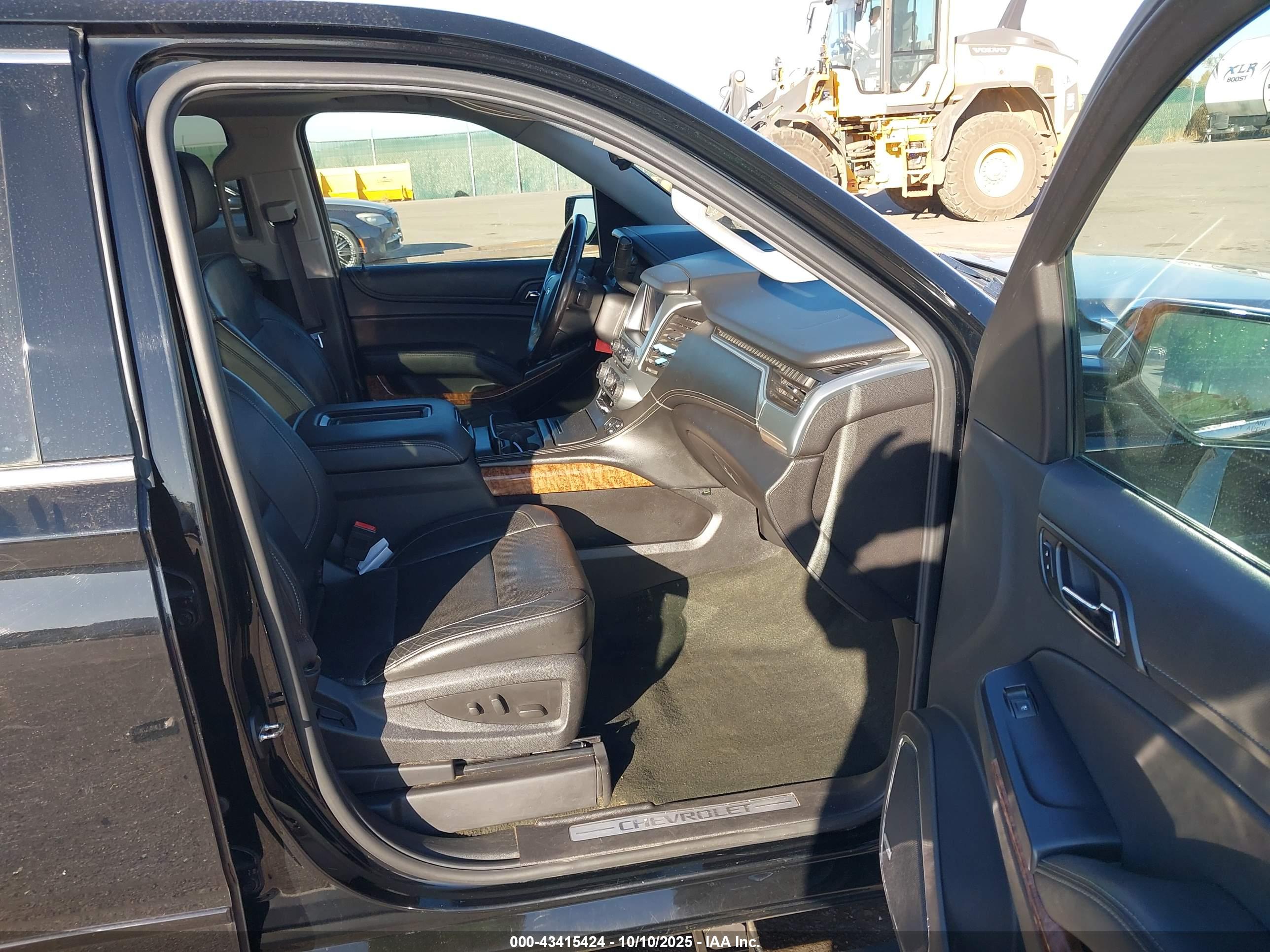 CHEVROLET SUBURBAN image 5