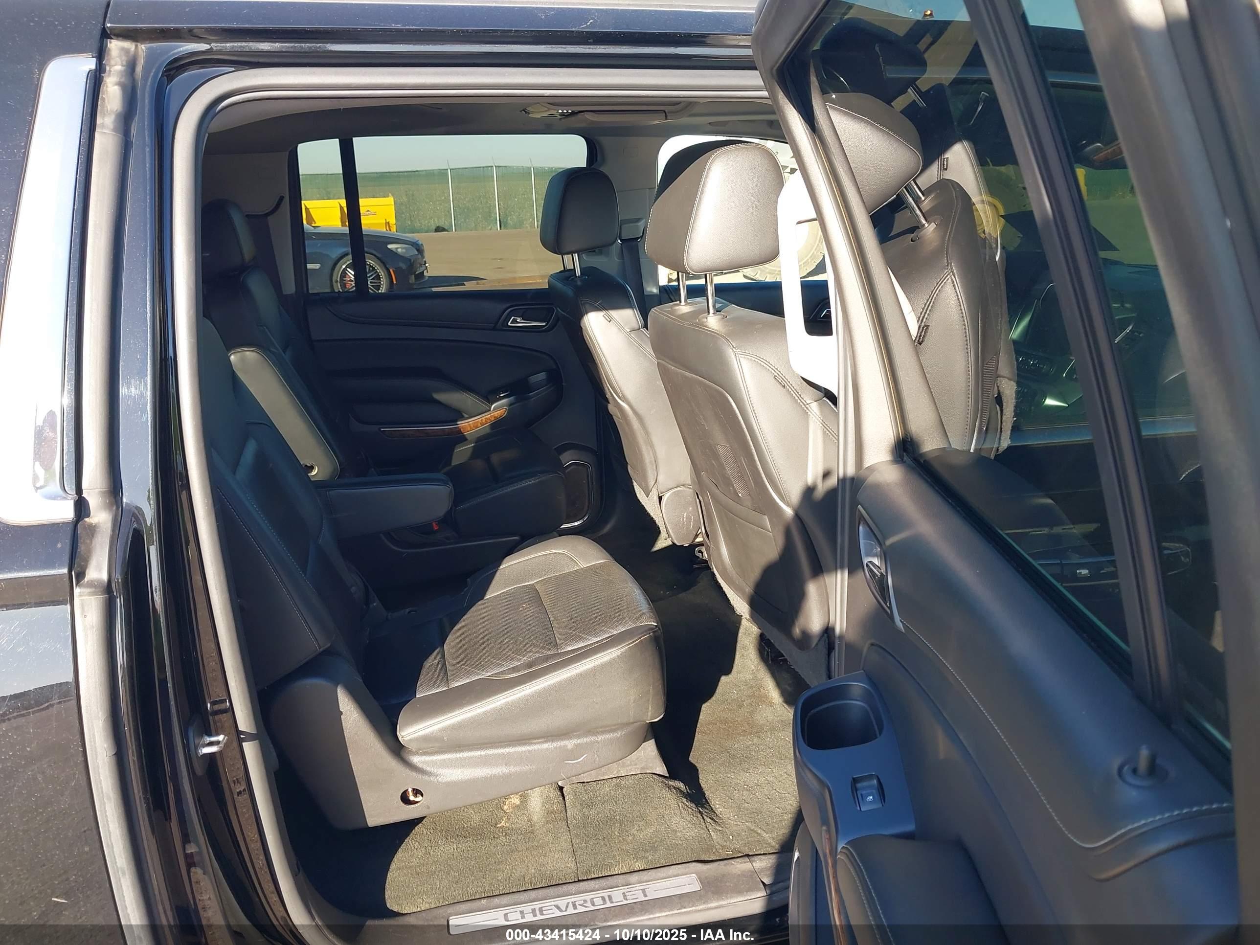 CHEVROLET SUBURBAN image 8