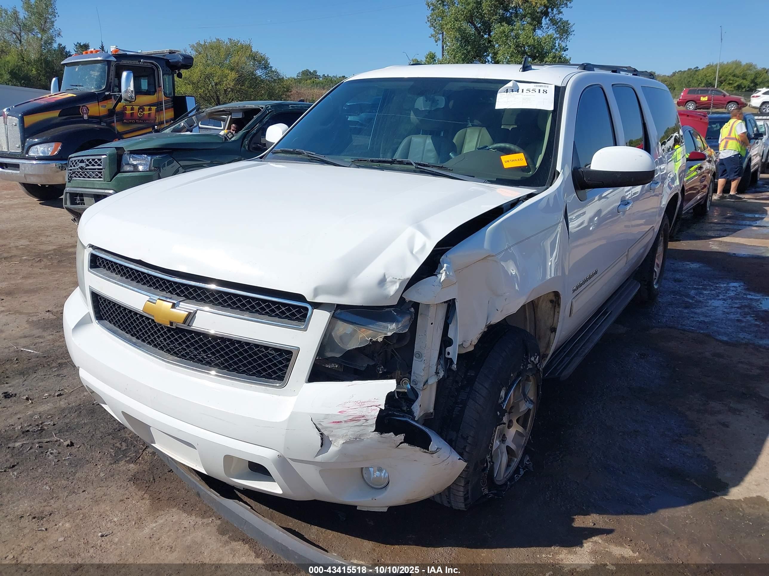 CHEVROLET SUBURBAN image 2