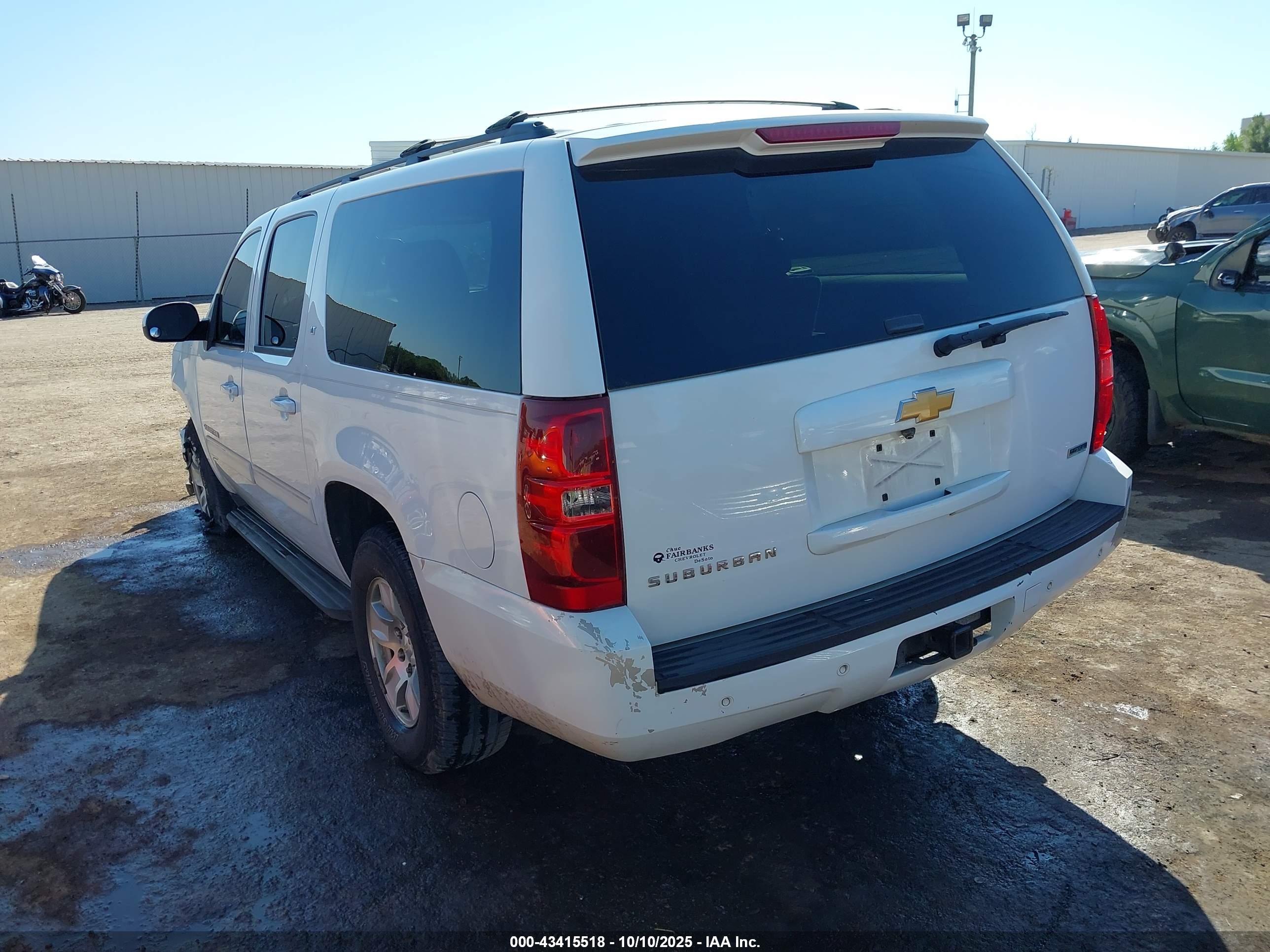 CHEVROLET SUBURBAN image 3