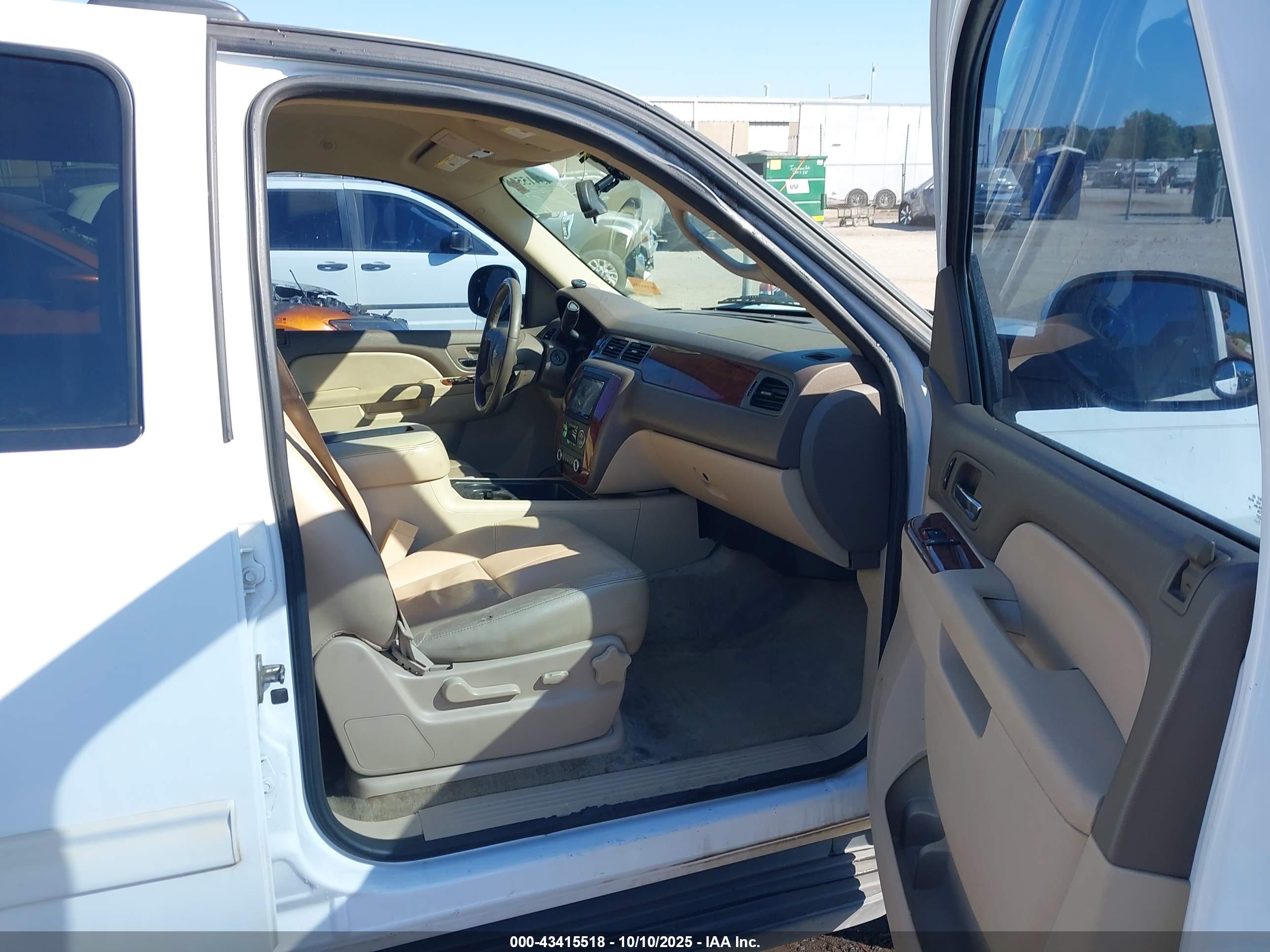 CHEVROLET SUBURBAN image 5