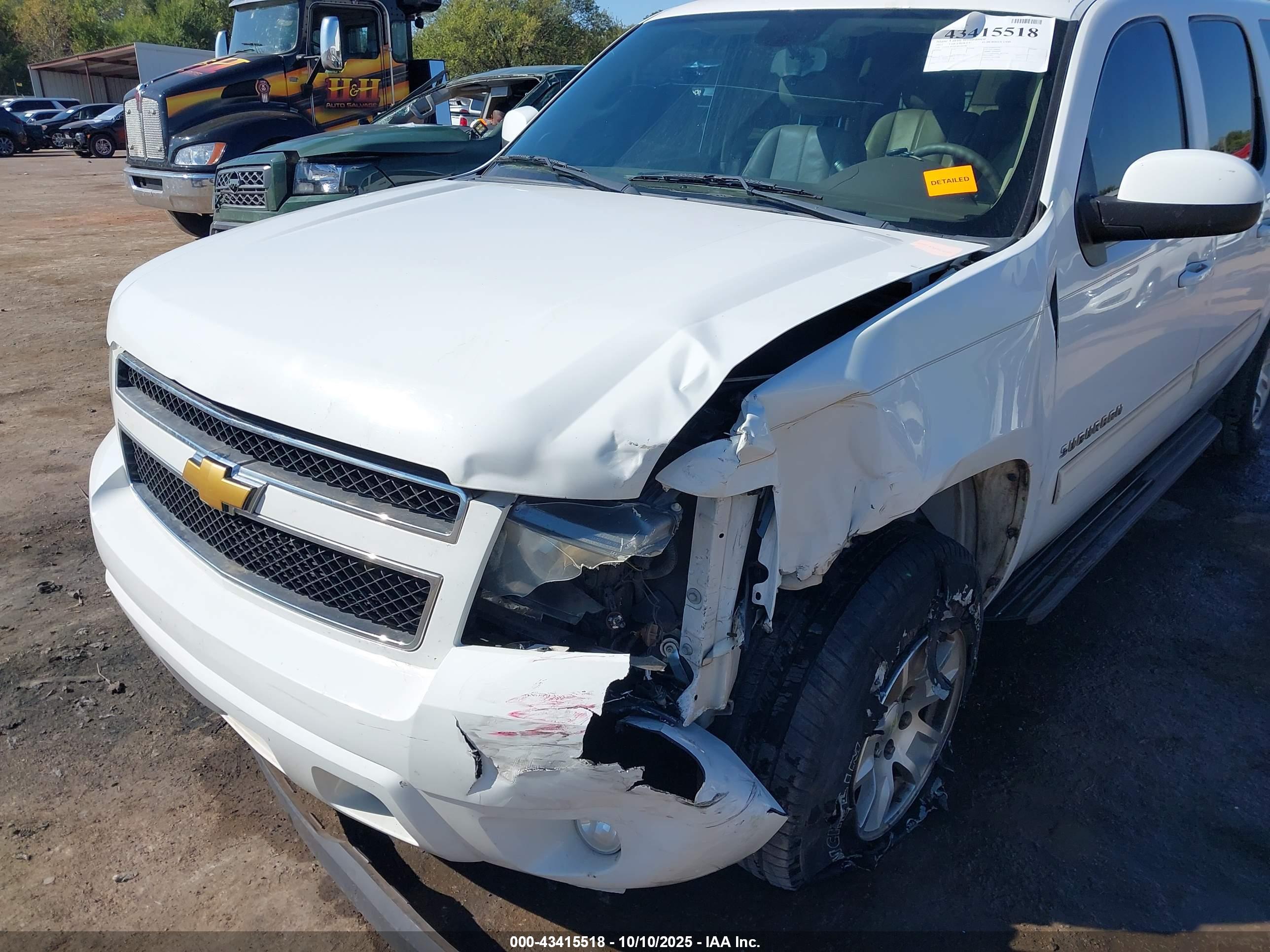CHEVROLET SUBURBAN image 6
