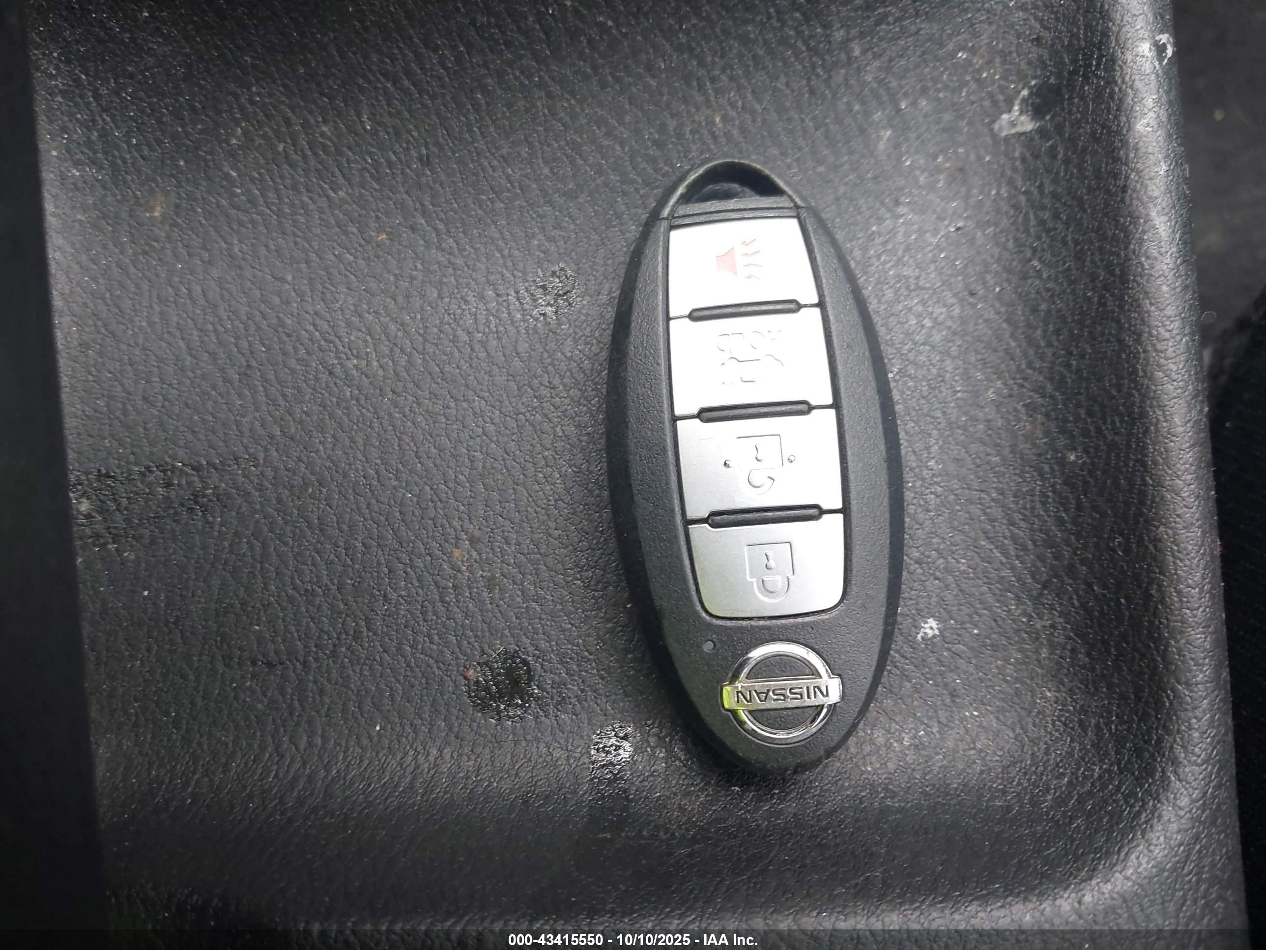 NISSAN VERSA image 11