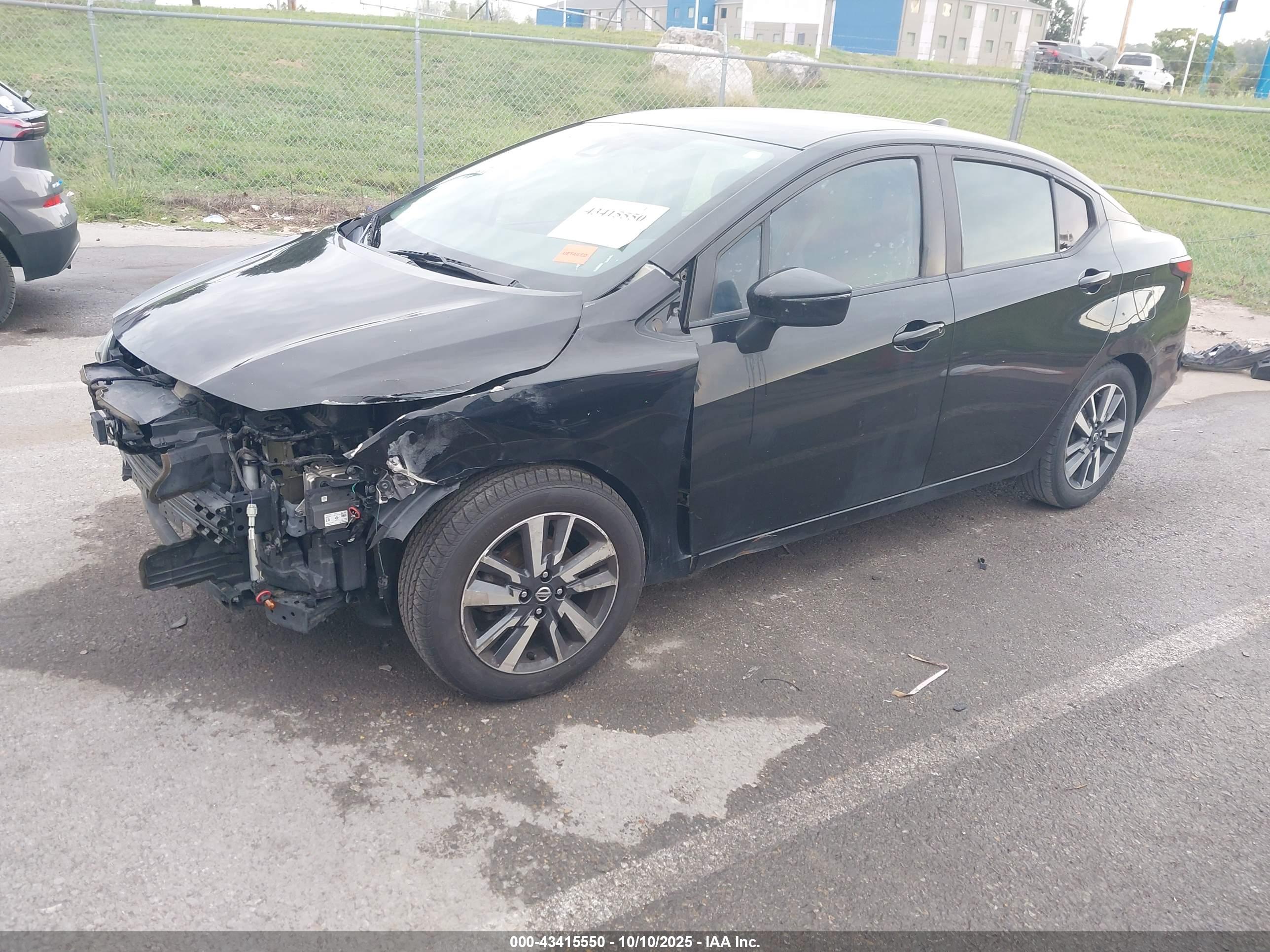 NISSAN VERSA image 2