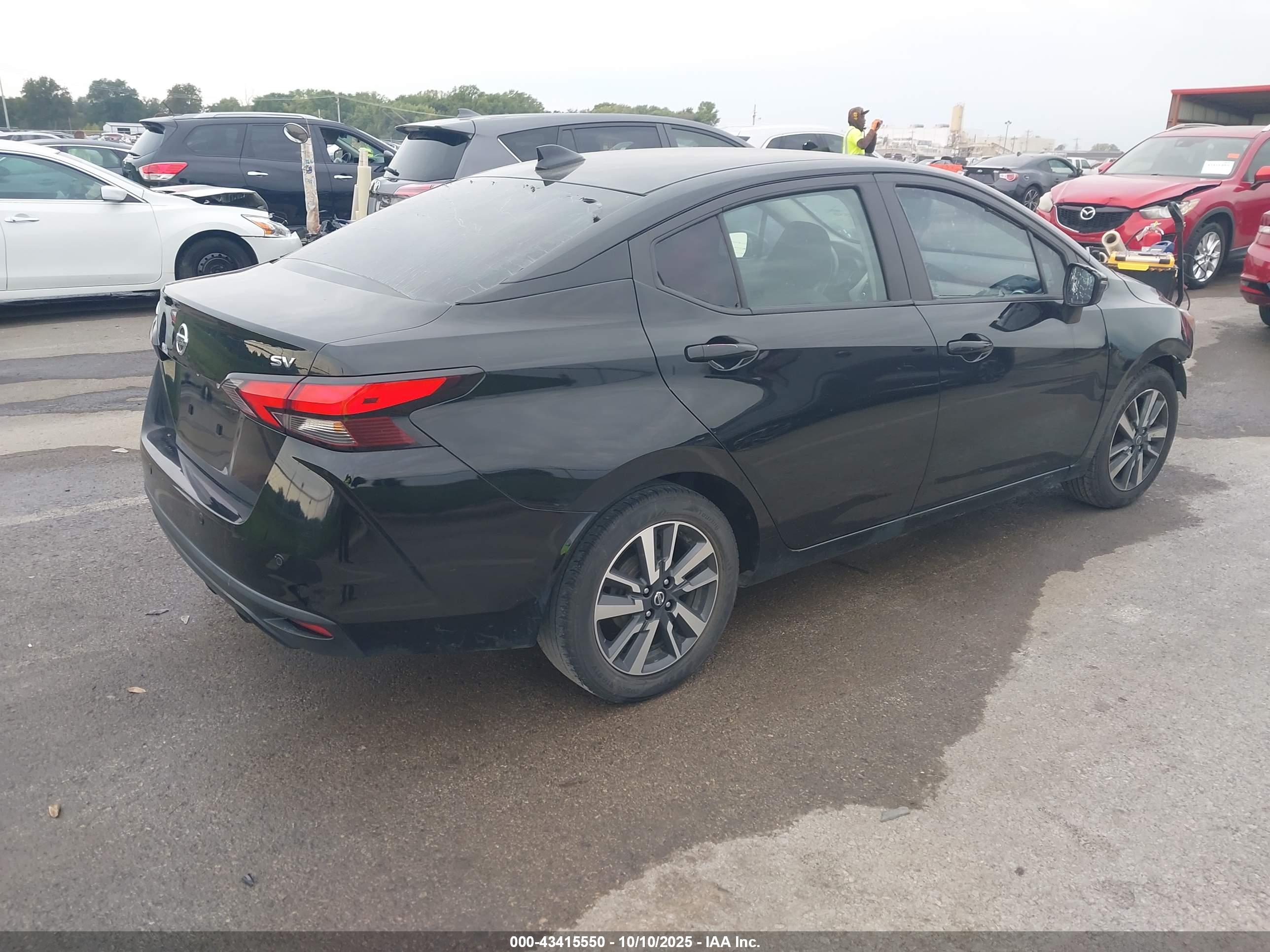 NISSAN VERSA image 4