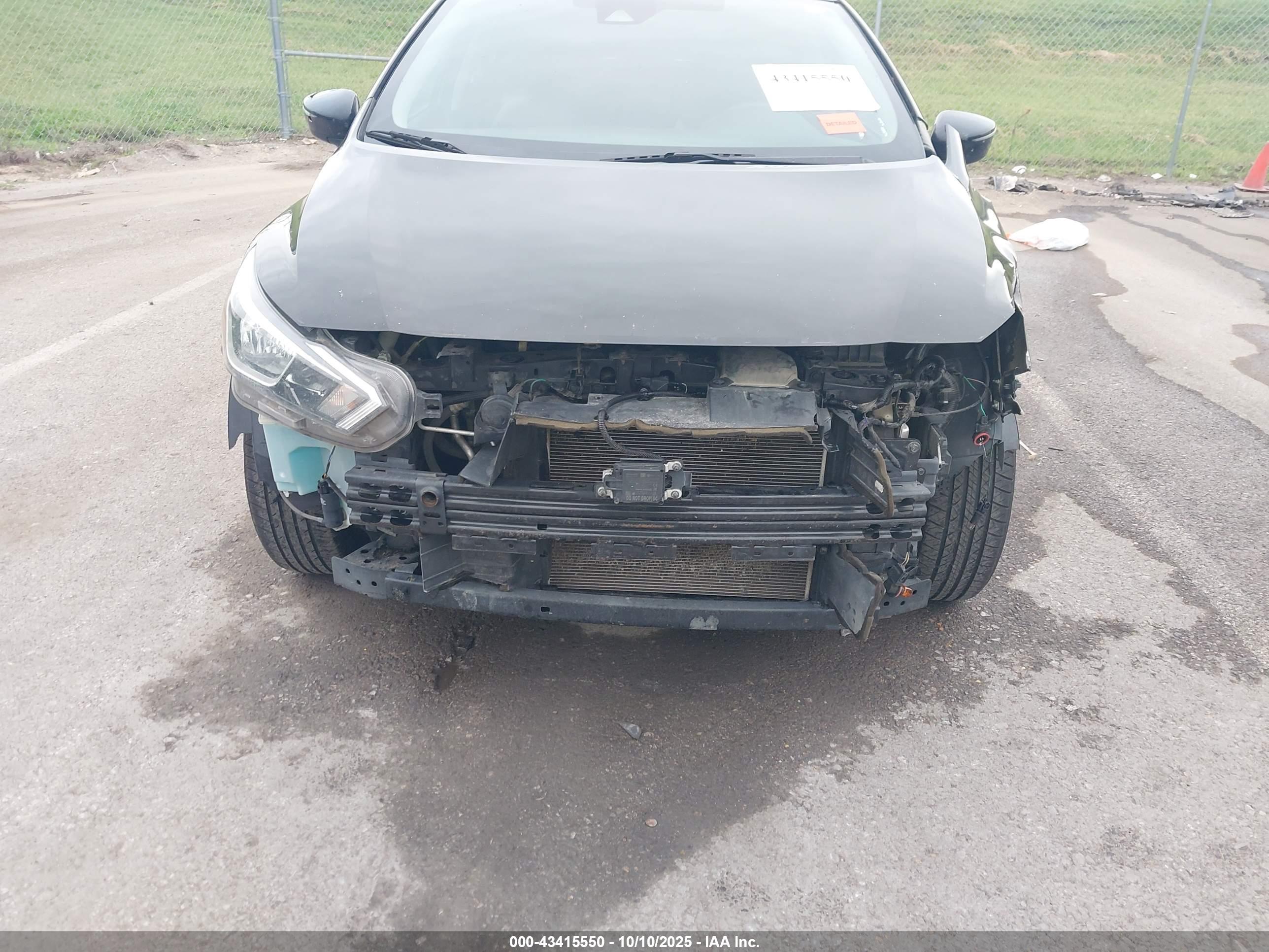 NISSAN VERSA image 6
