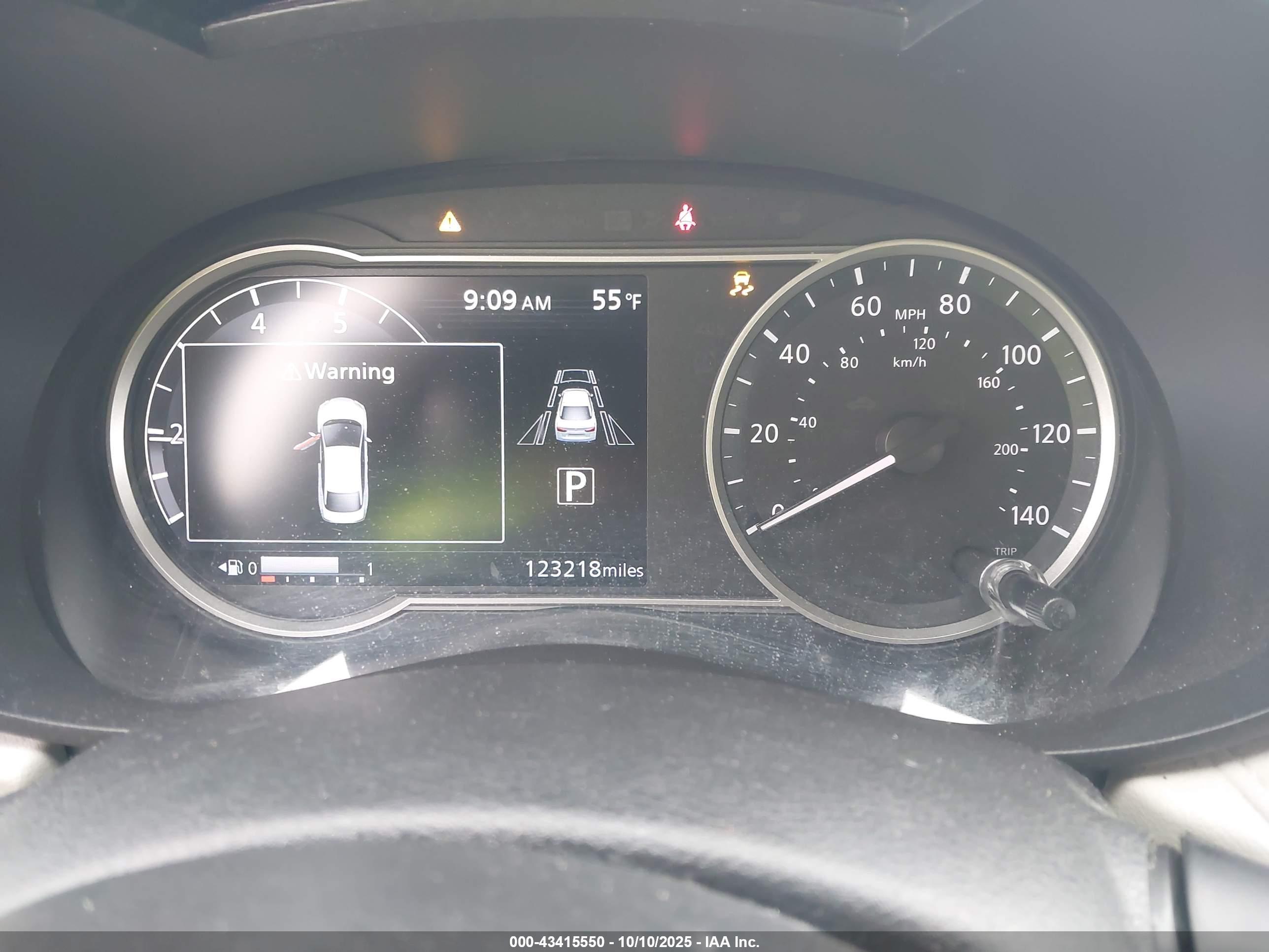 NISSAN VERSA image 7