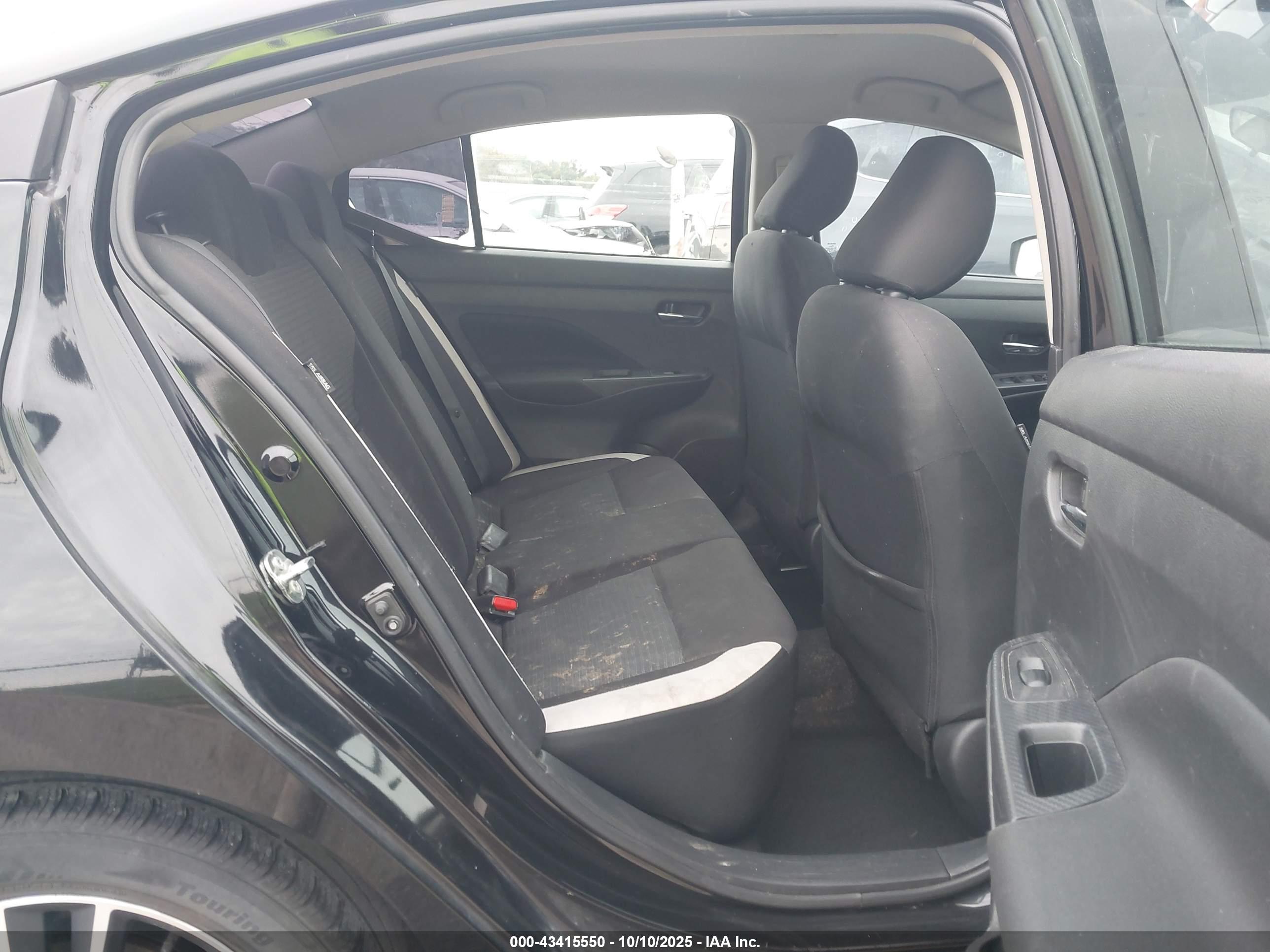 NISSAN VERSA image 8