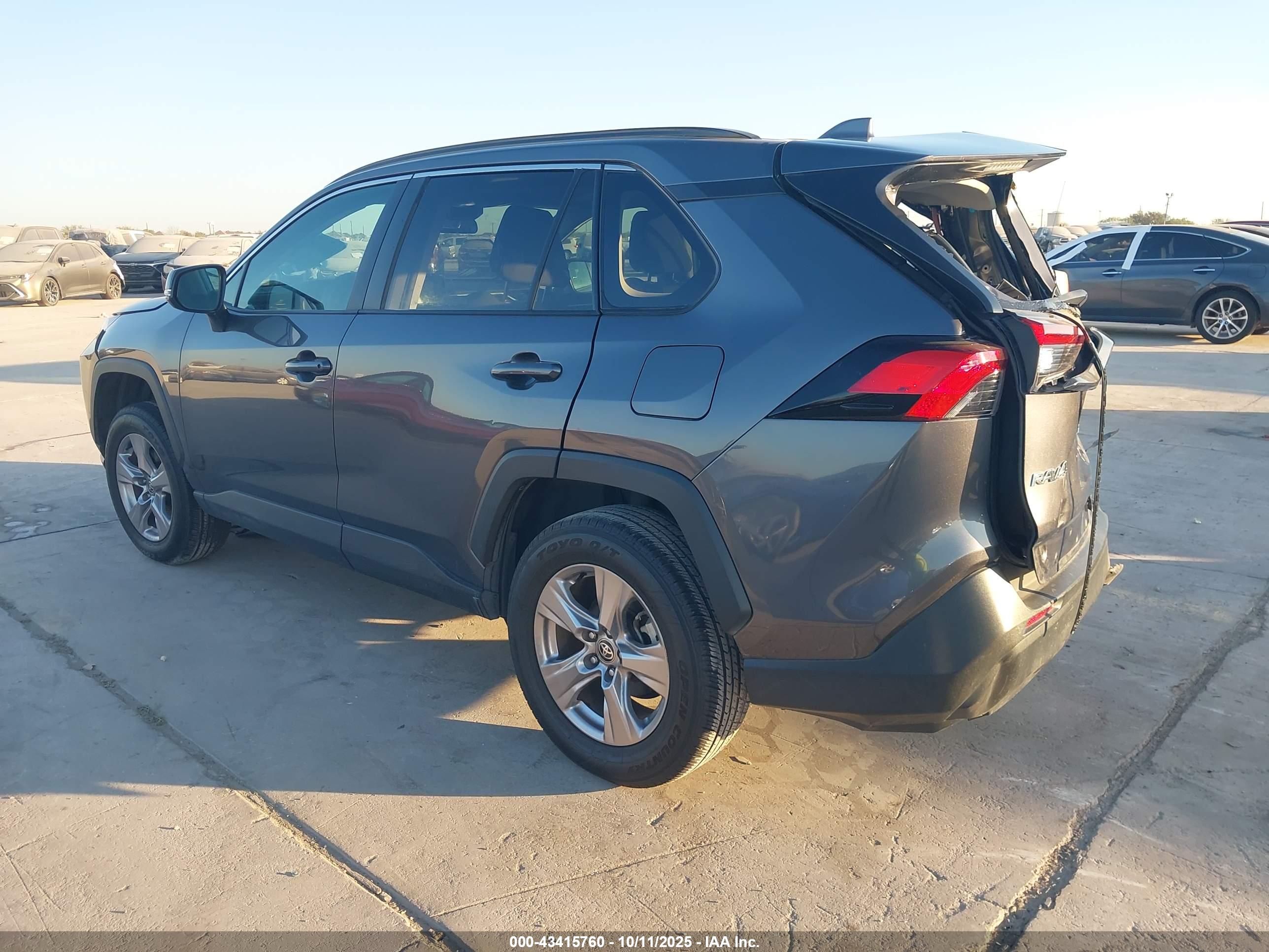 TOYOTA RAV4 image 3