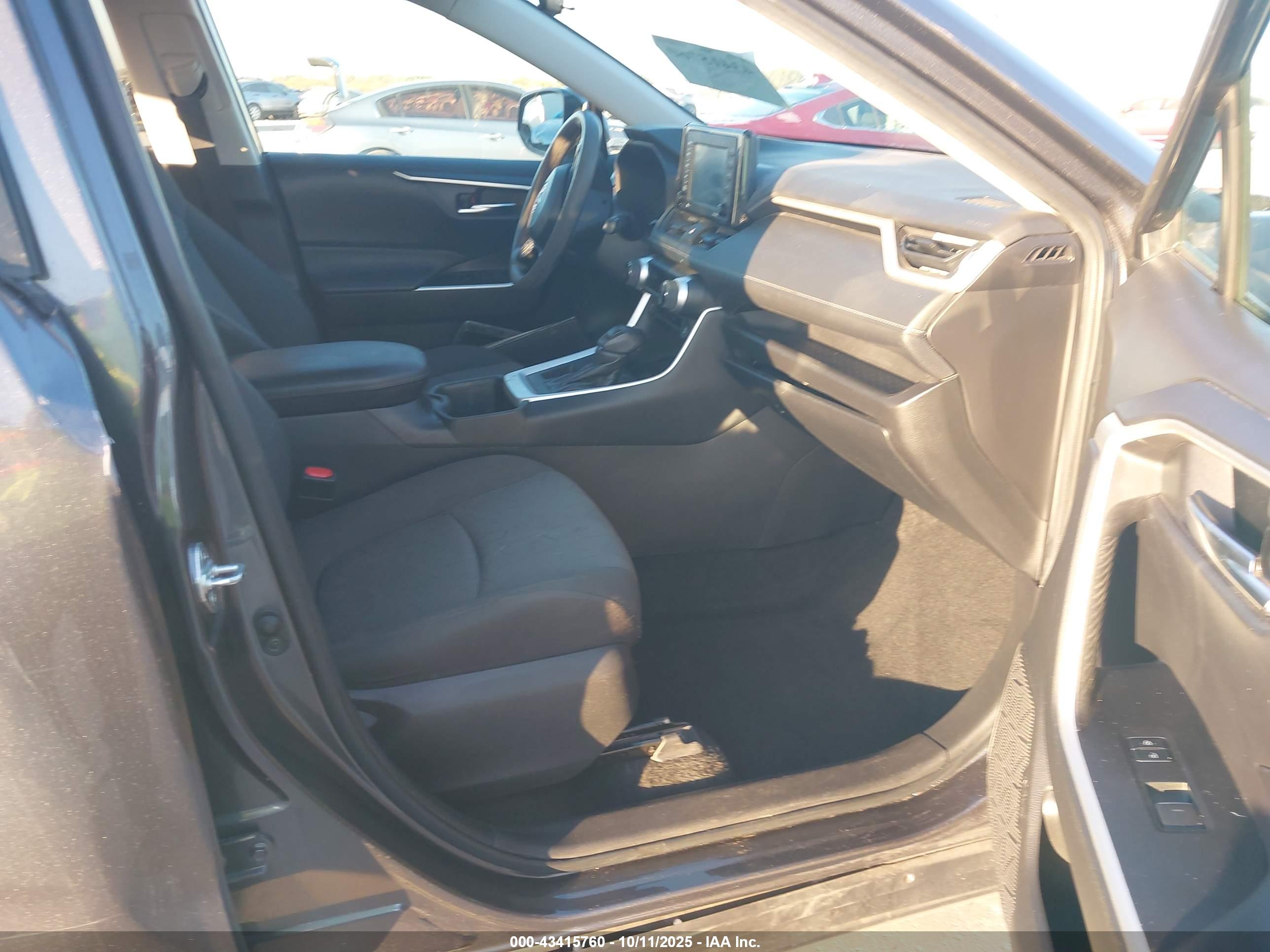 TOYOTA RAV4 image 5