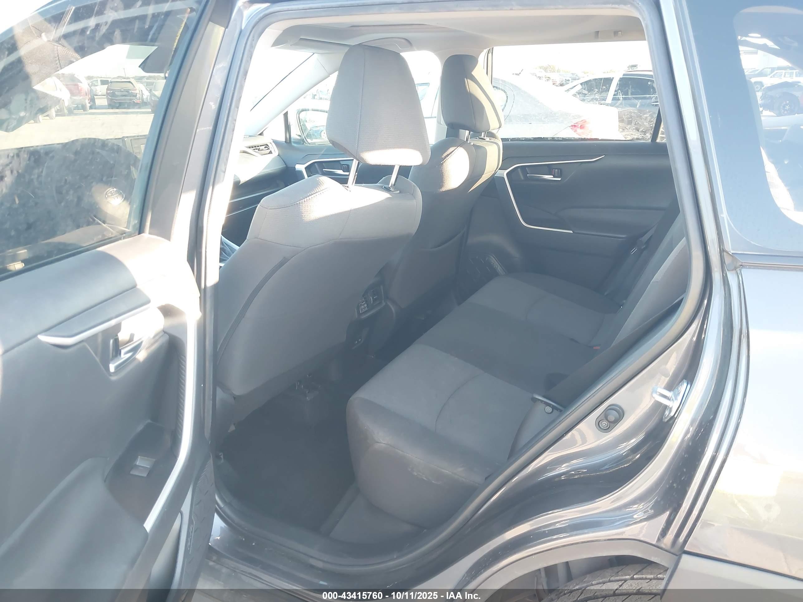 TOYOTA RAV4 image 8