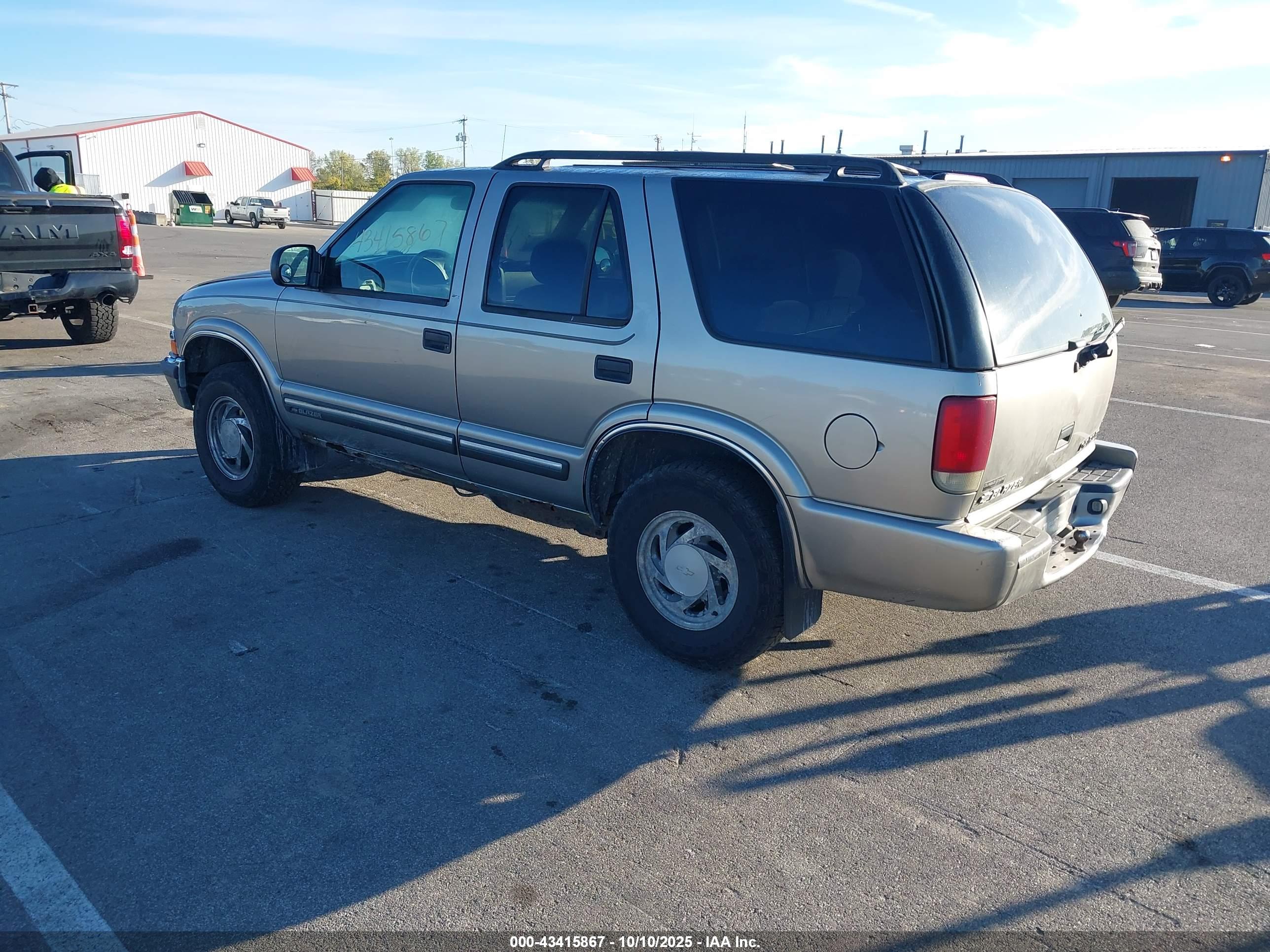 CHEVROLET BLAZER image 3