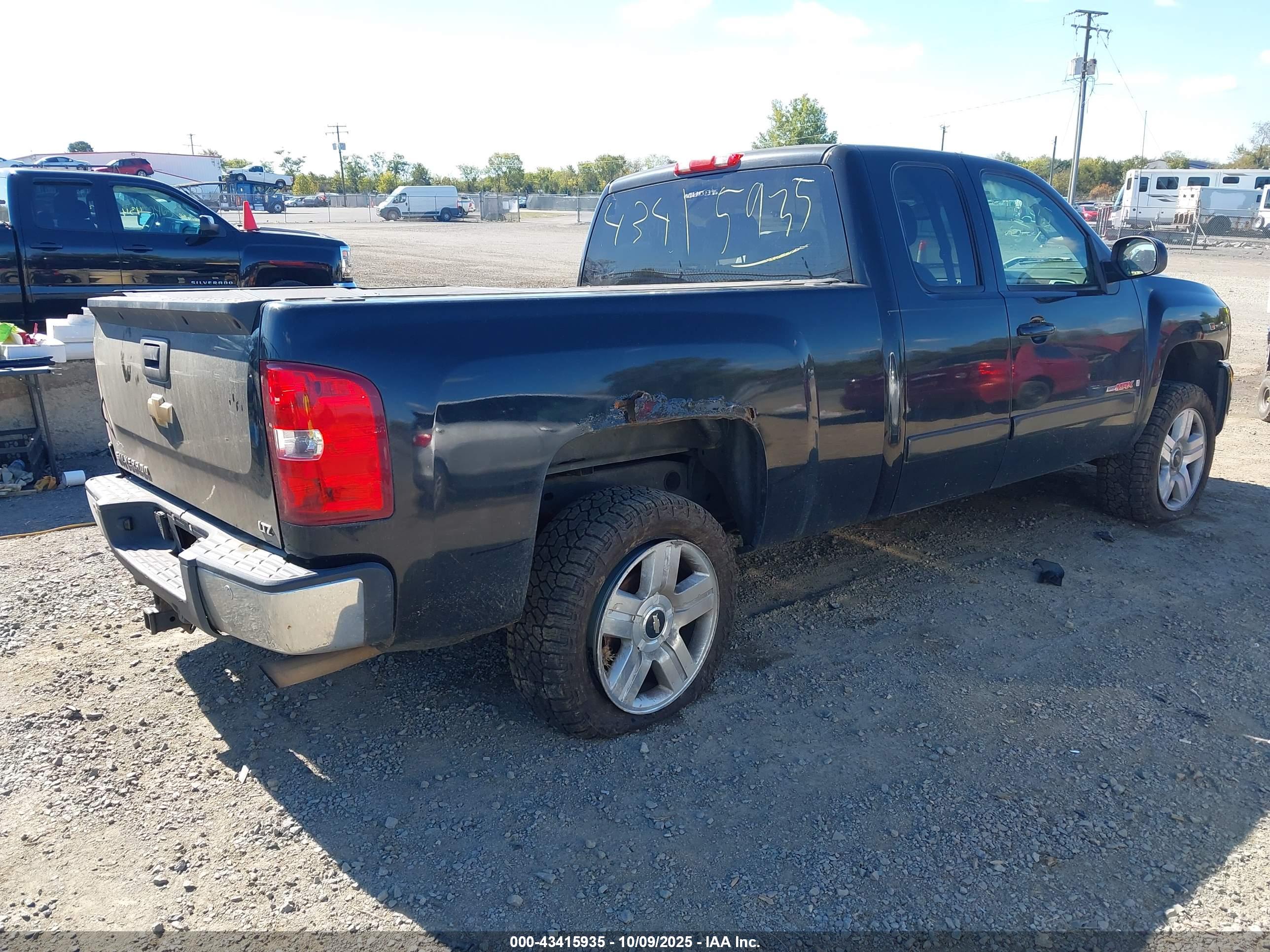 CHEVROLET SILVERADO image 4