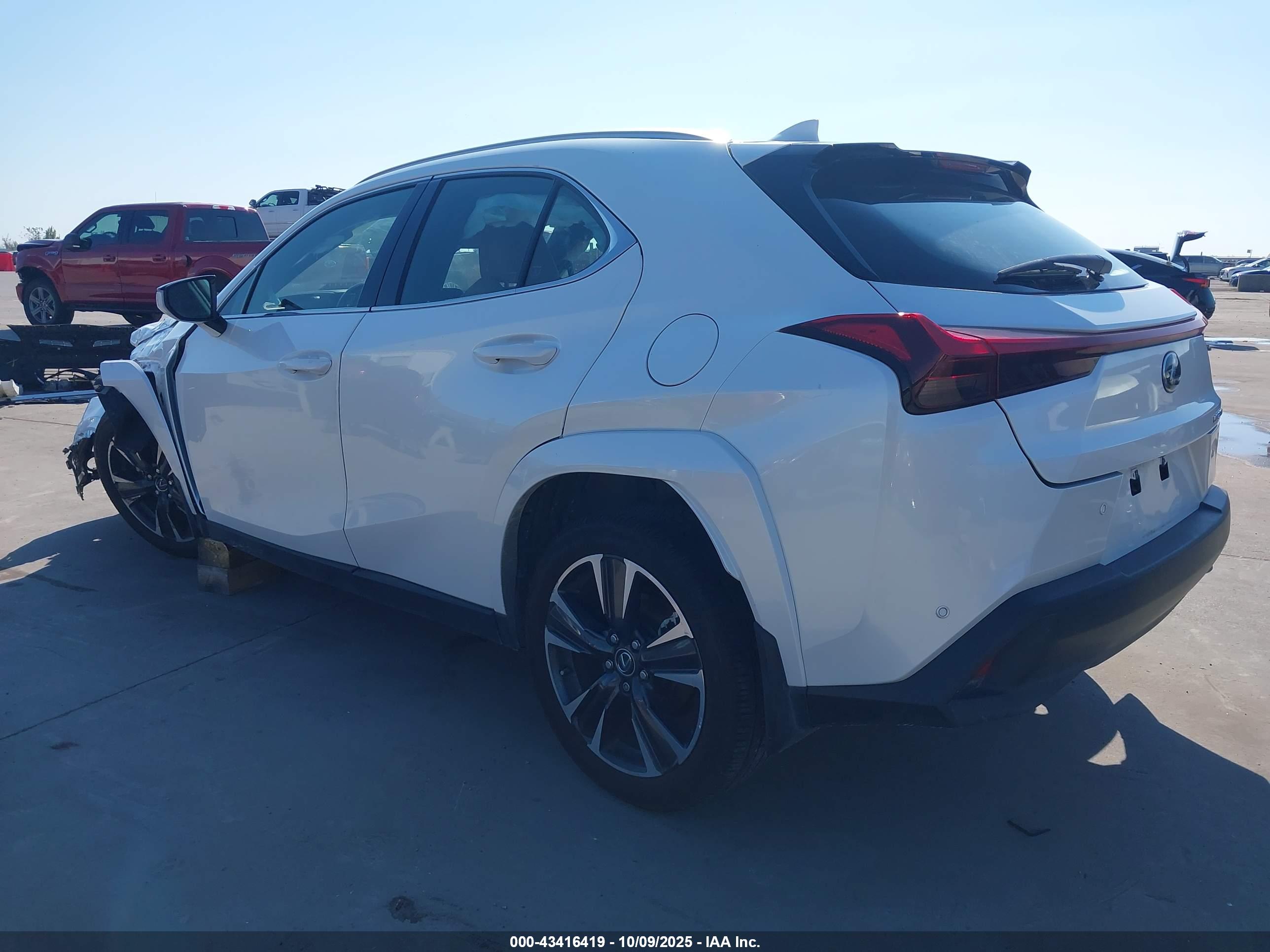 LEXUS UX image 3