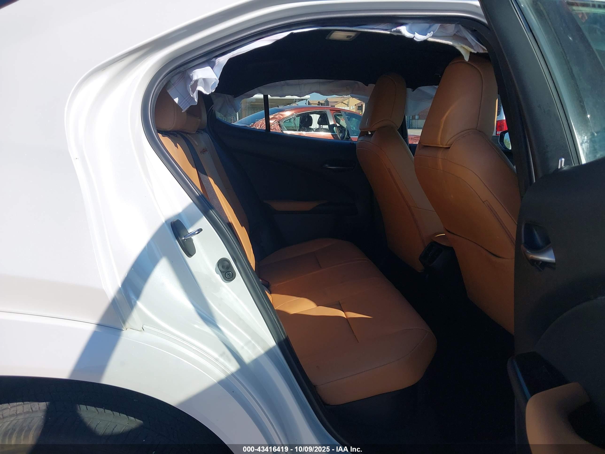 LEXUS UX image 8