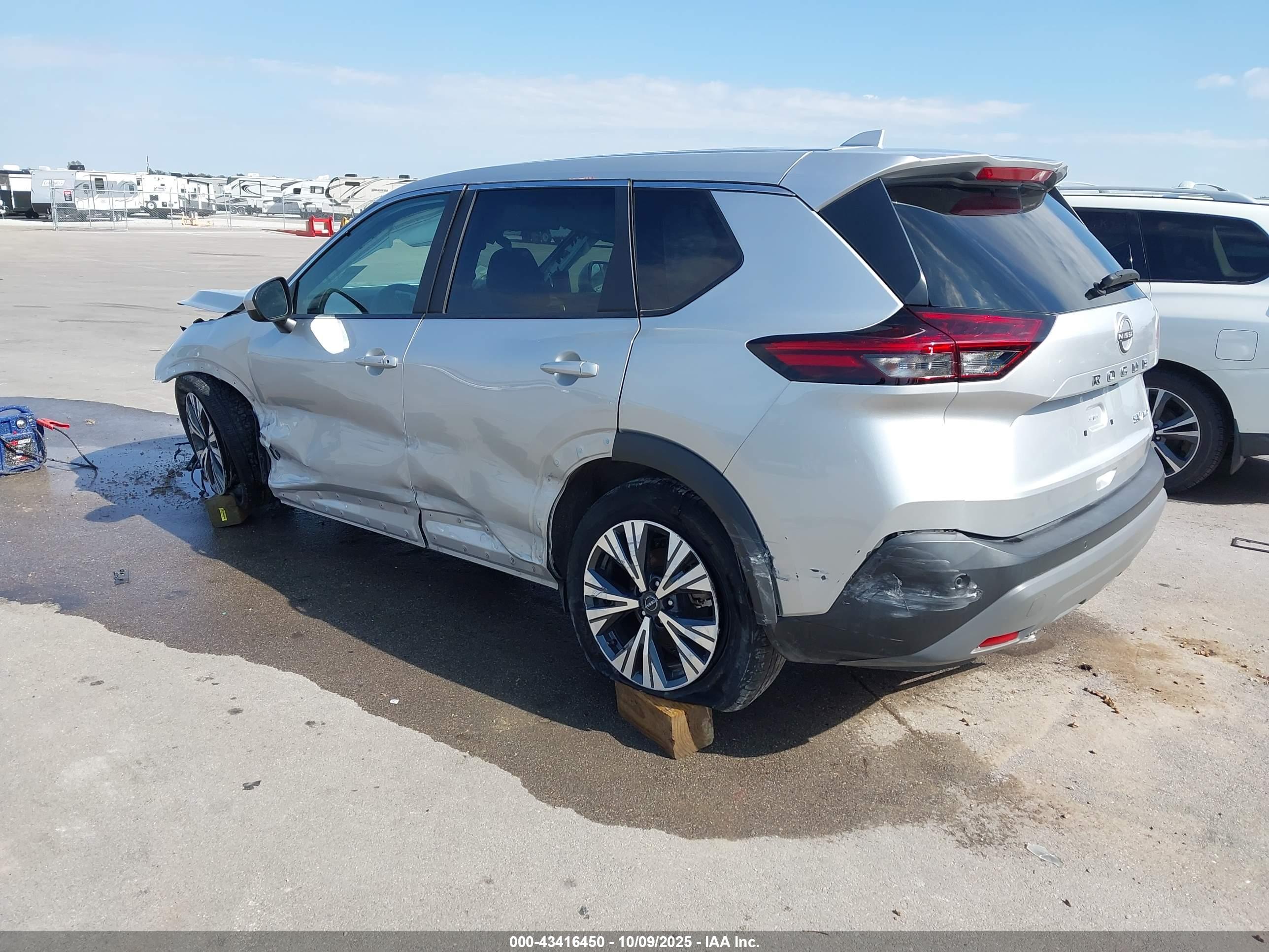 NISSAN ROGUE image 3