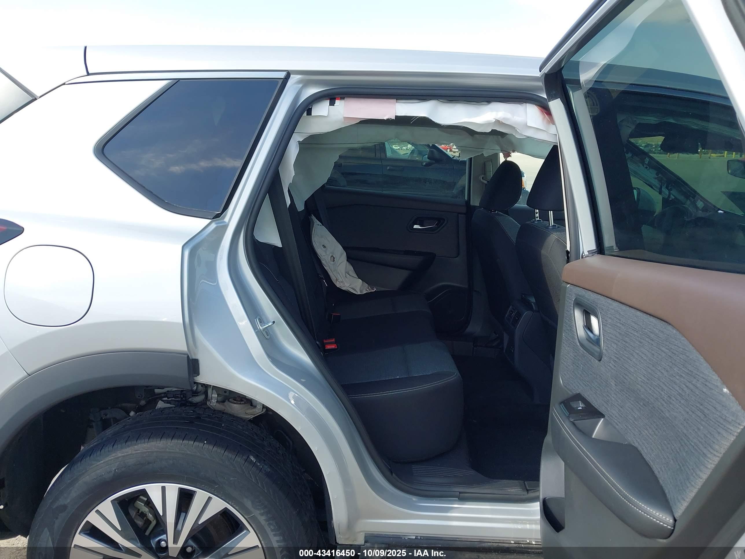 NISSAN ROGUE image 8