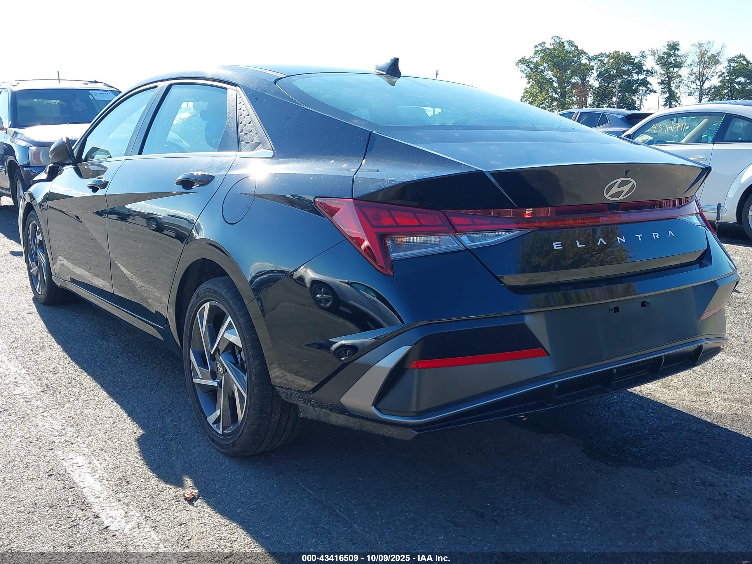 HYUNDAI ELANTRA image 3