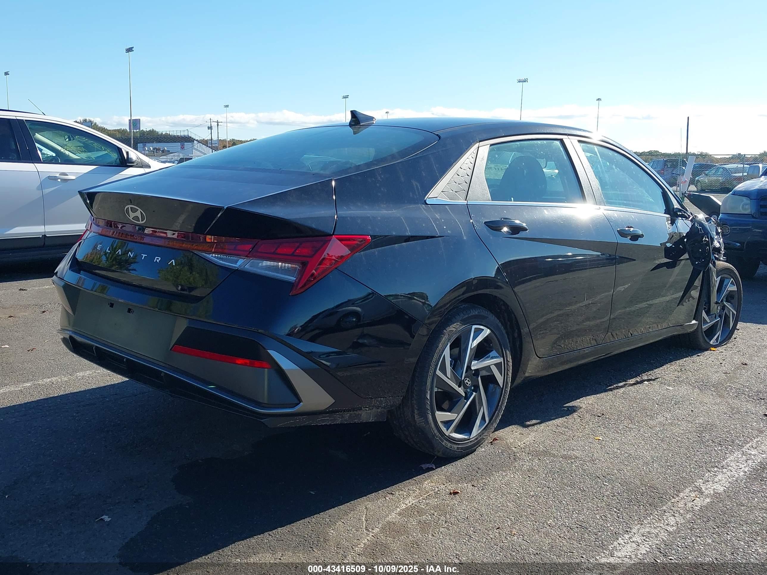 HYUNDAI ELANTRA image 4