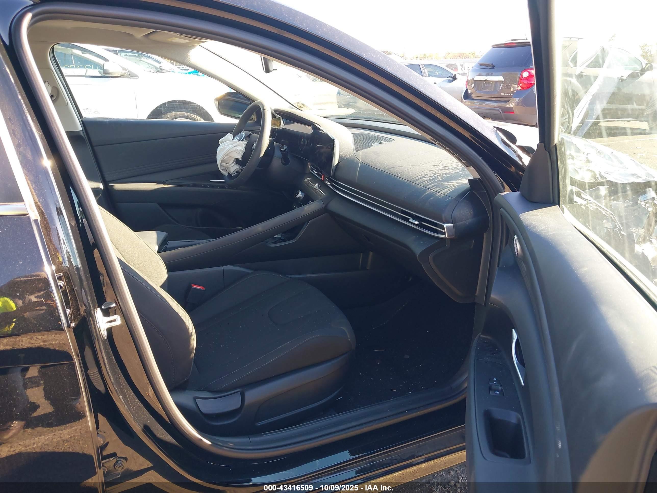 HYUNDAI ELANTRA image 5