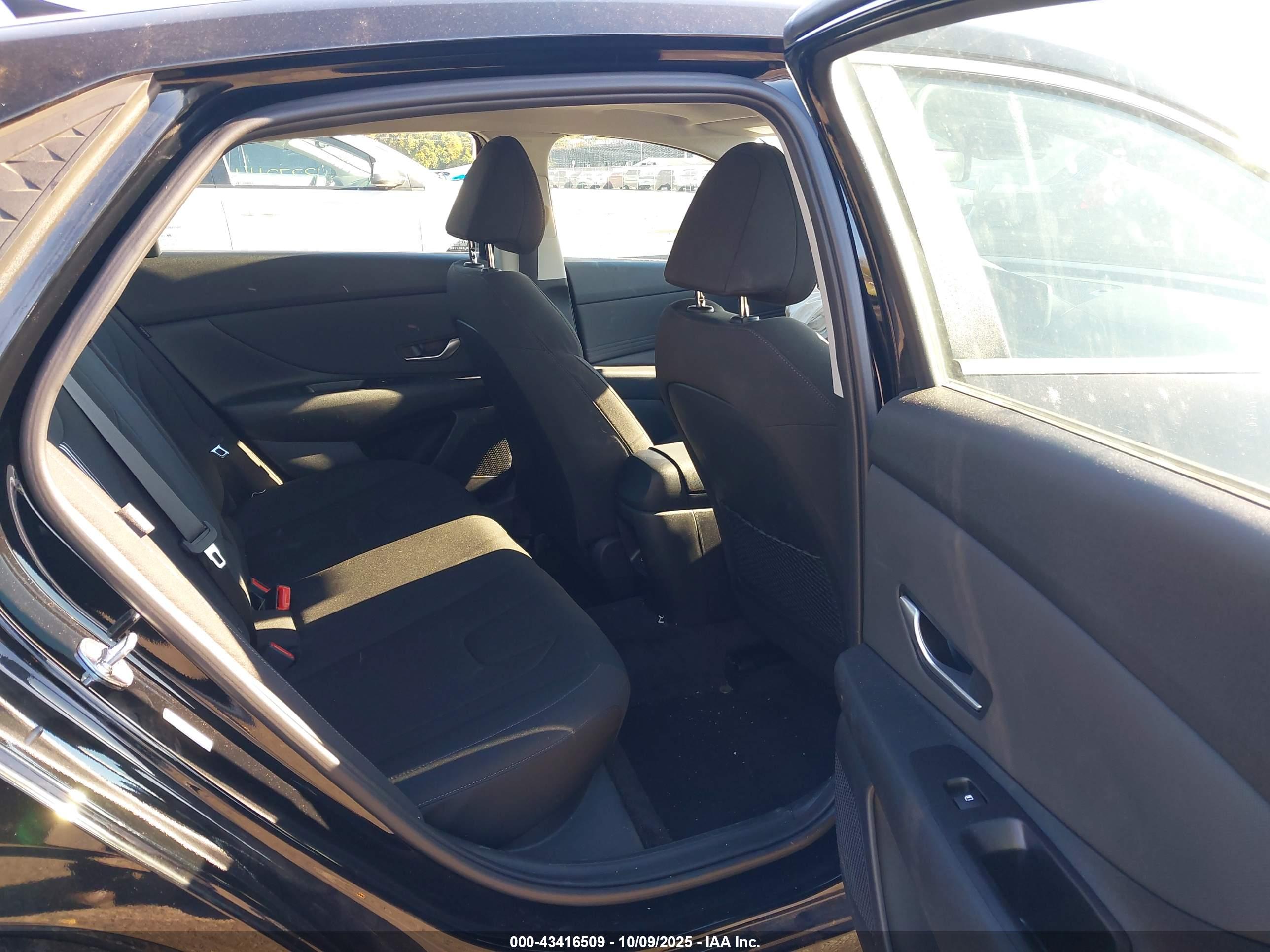 HYUNDAI ELANTRA image 8
