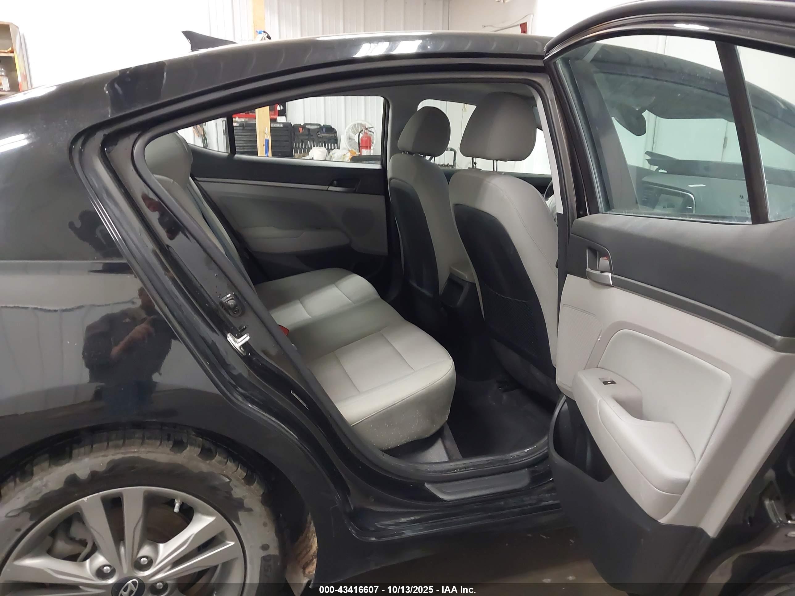 HYUNDAI ELANTRA image 8