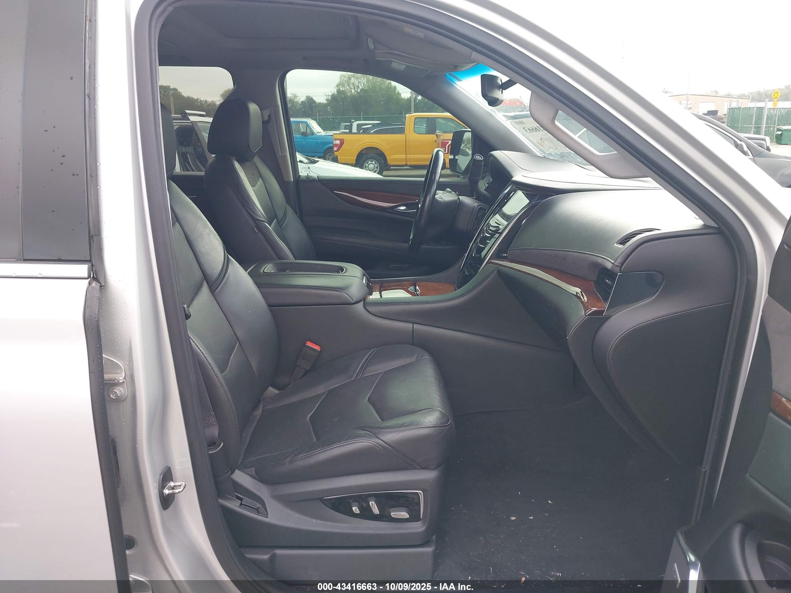CADILLAC ESCALADE image 5
