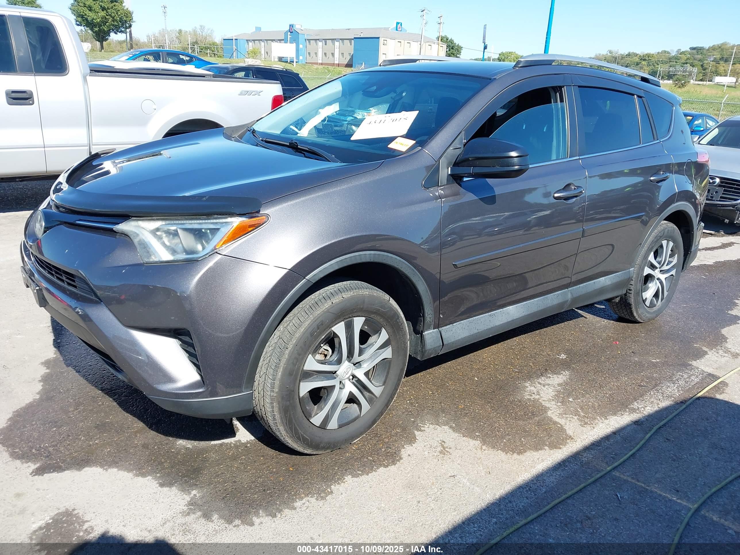 TOYOTA RAV4 image 2