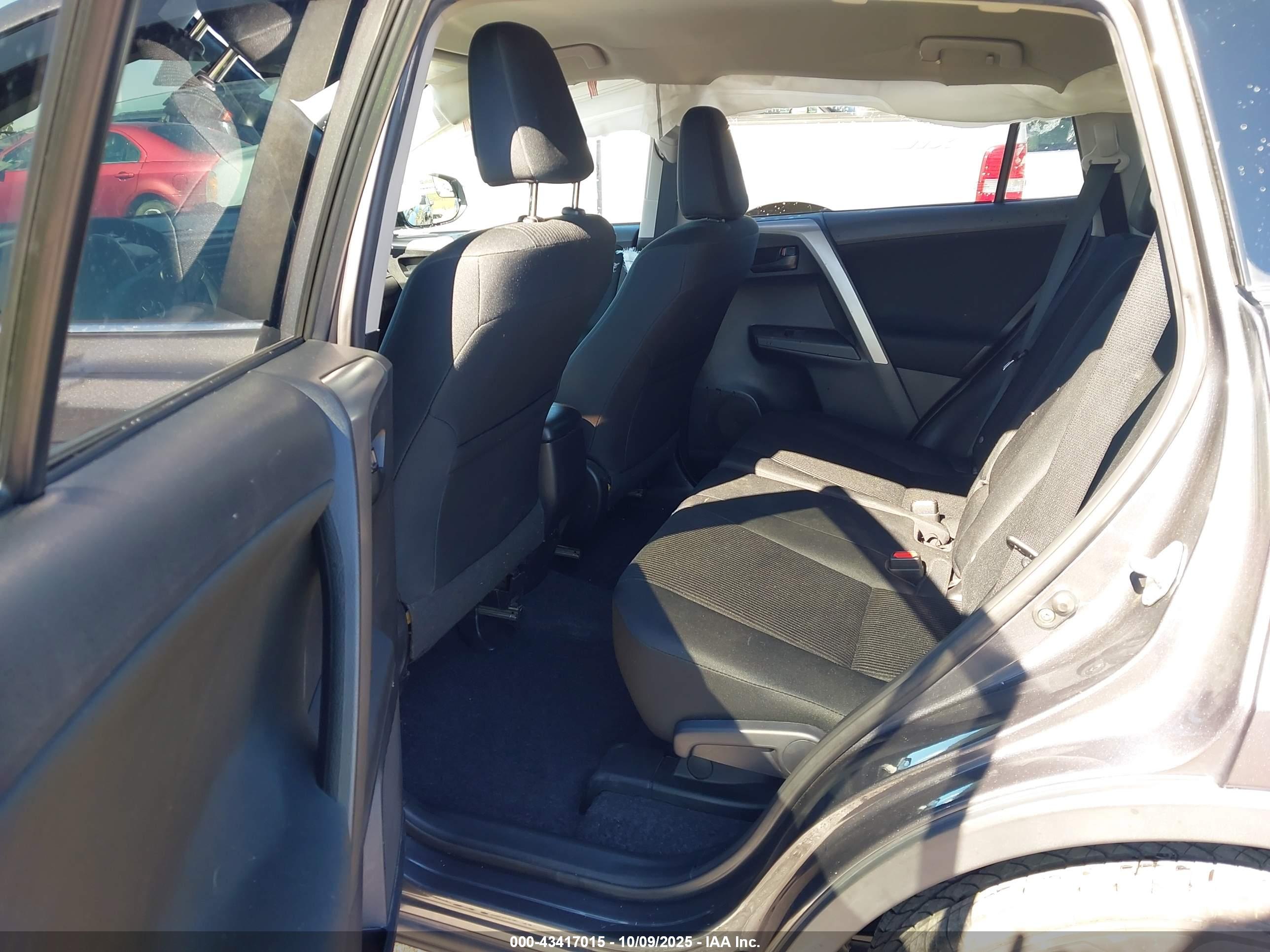TOYOTA RAV4 image 8