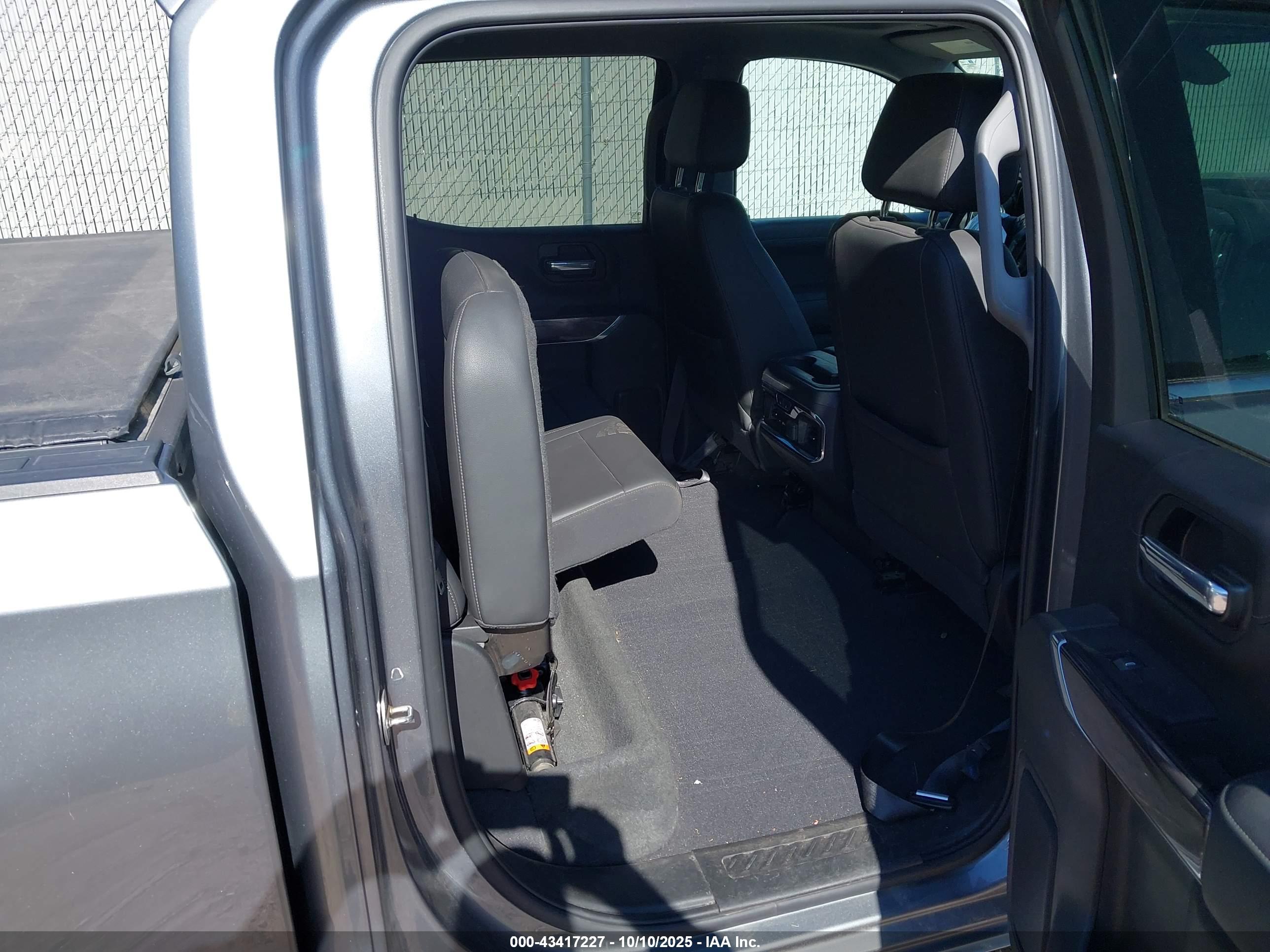 CHEVROLET SILVERADO image 8