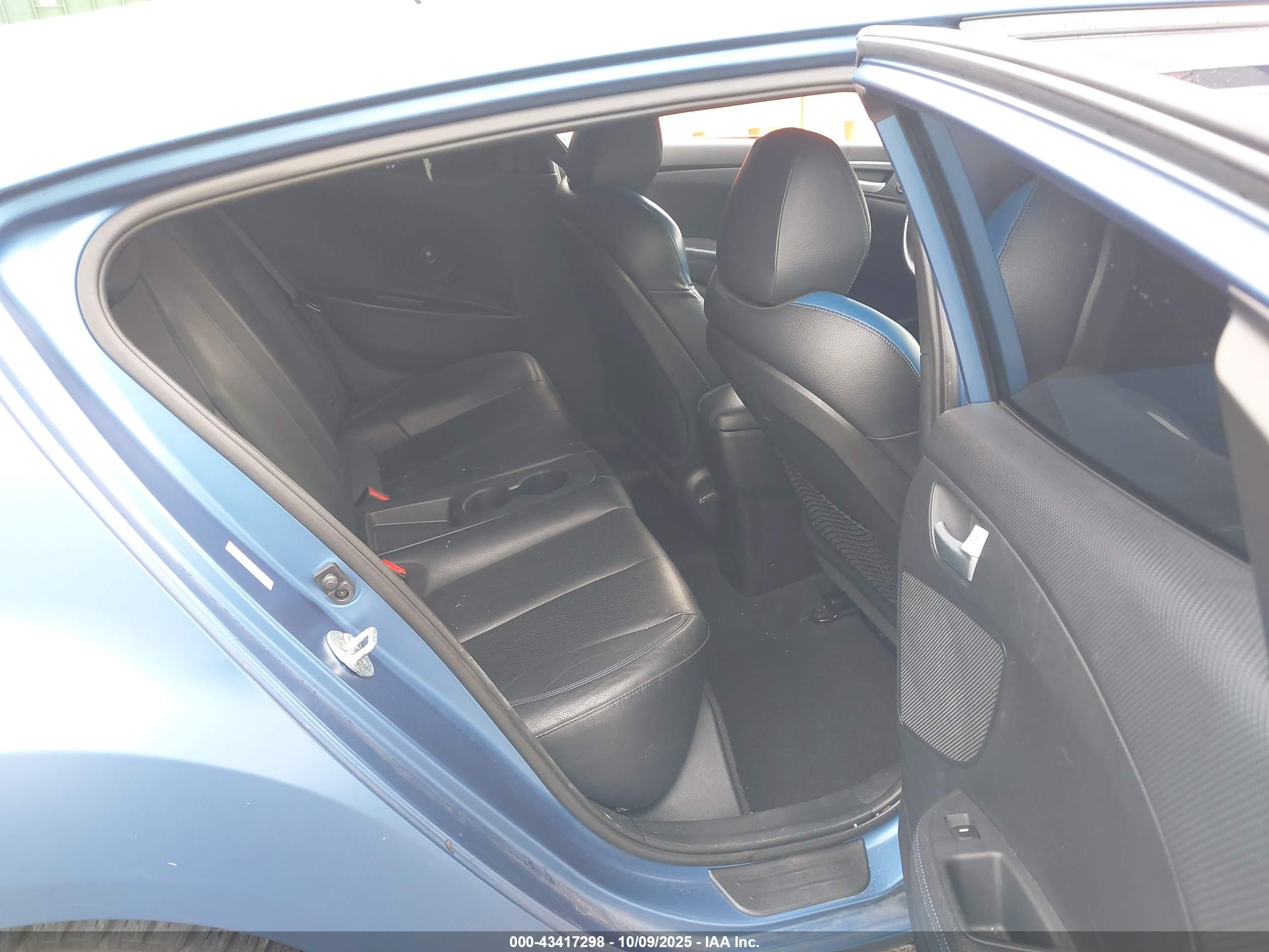 HYUNDAI VELOSTER image 8