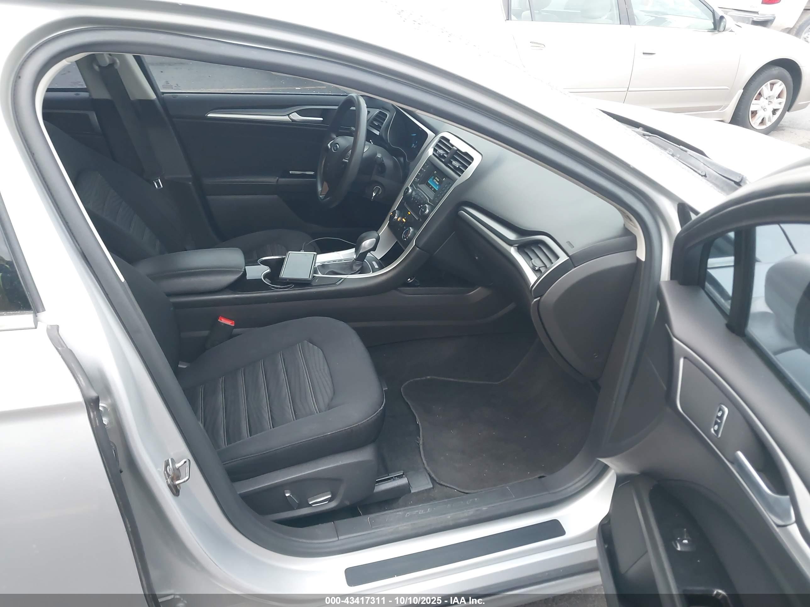 FORD FUSION image 5