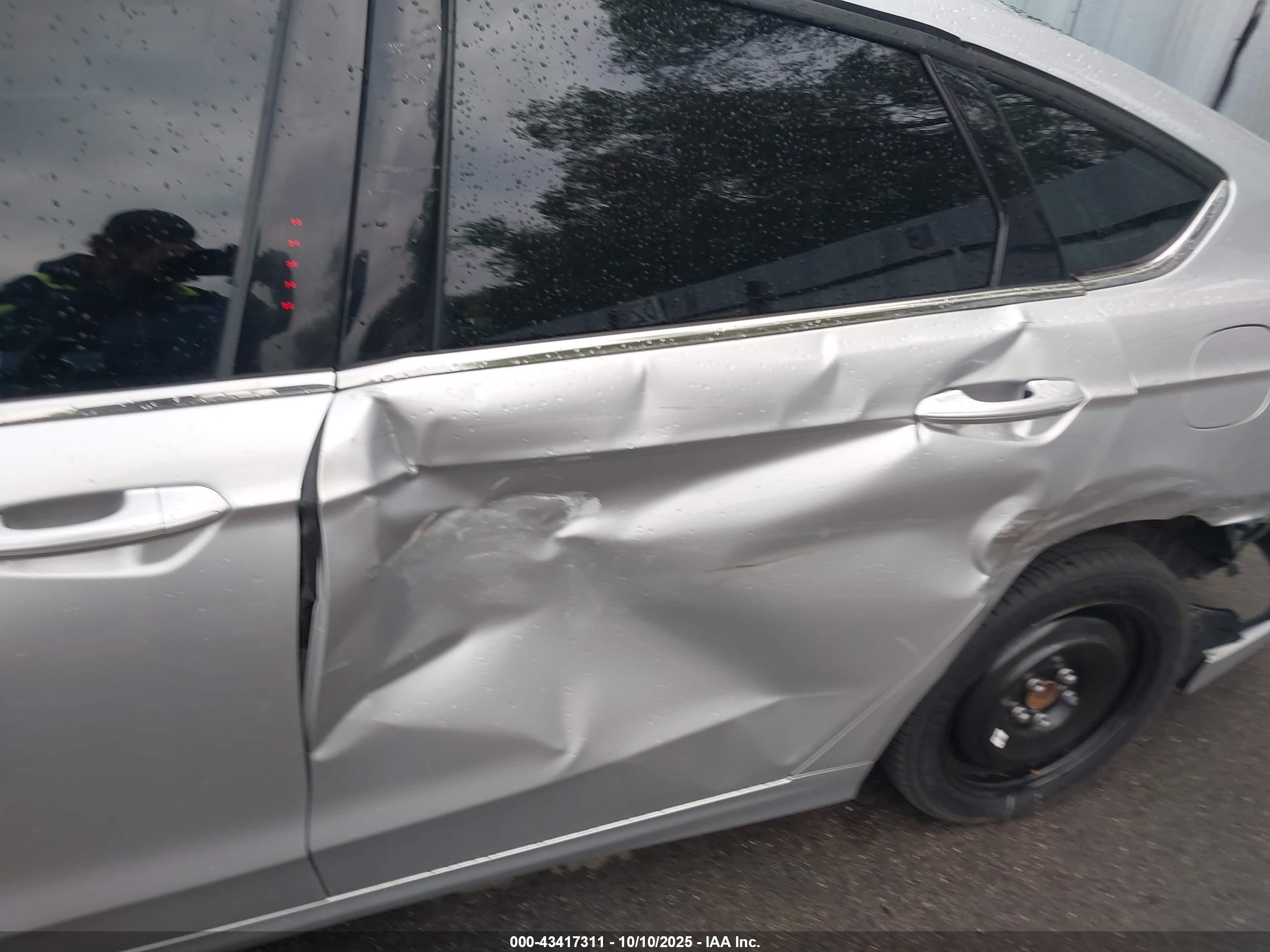 FORD FUSION image 6