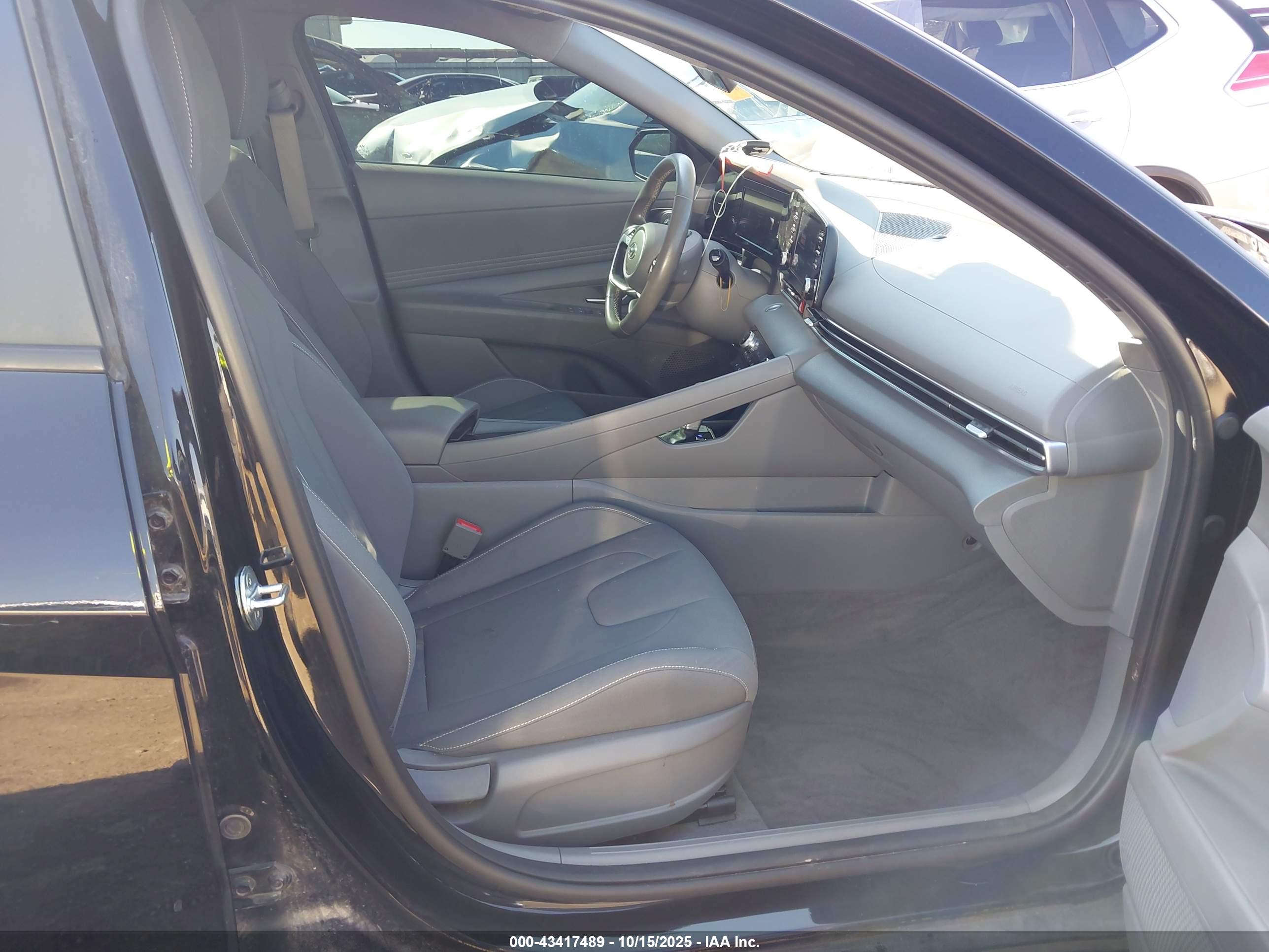HYUNDAI ELANTRA image 5