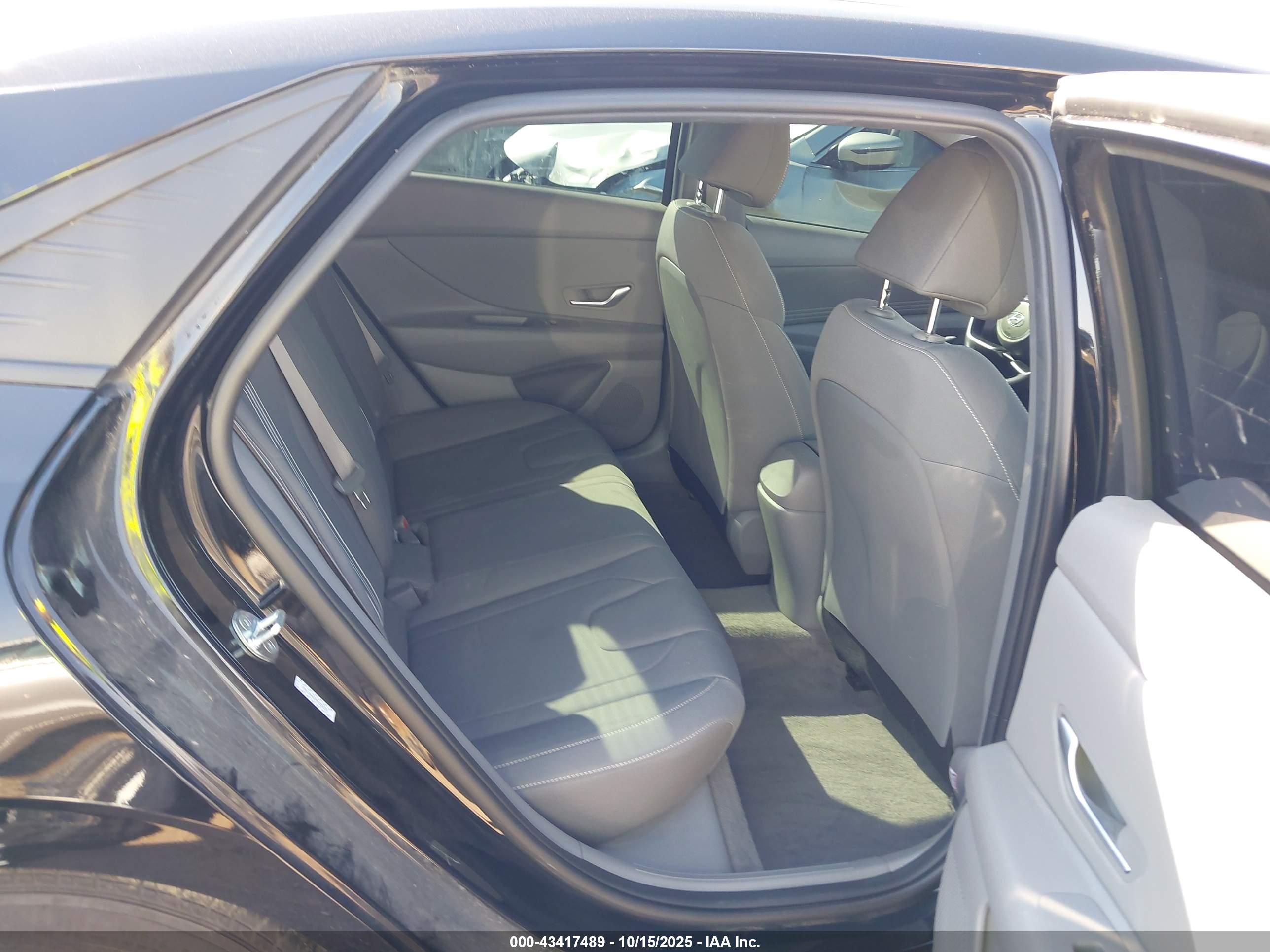 HYUNDAI ELANTRA image 8