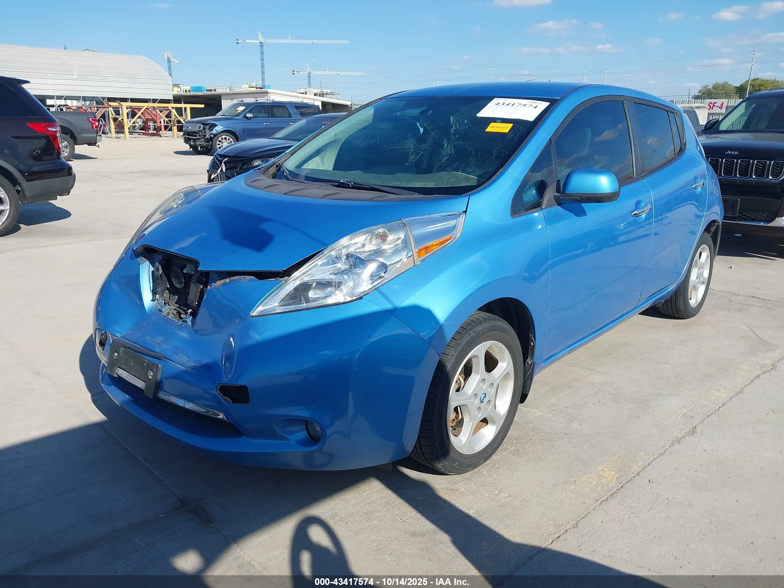 NISSAN LEAF image 2