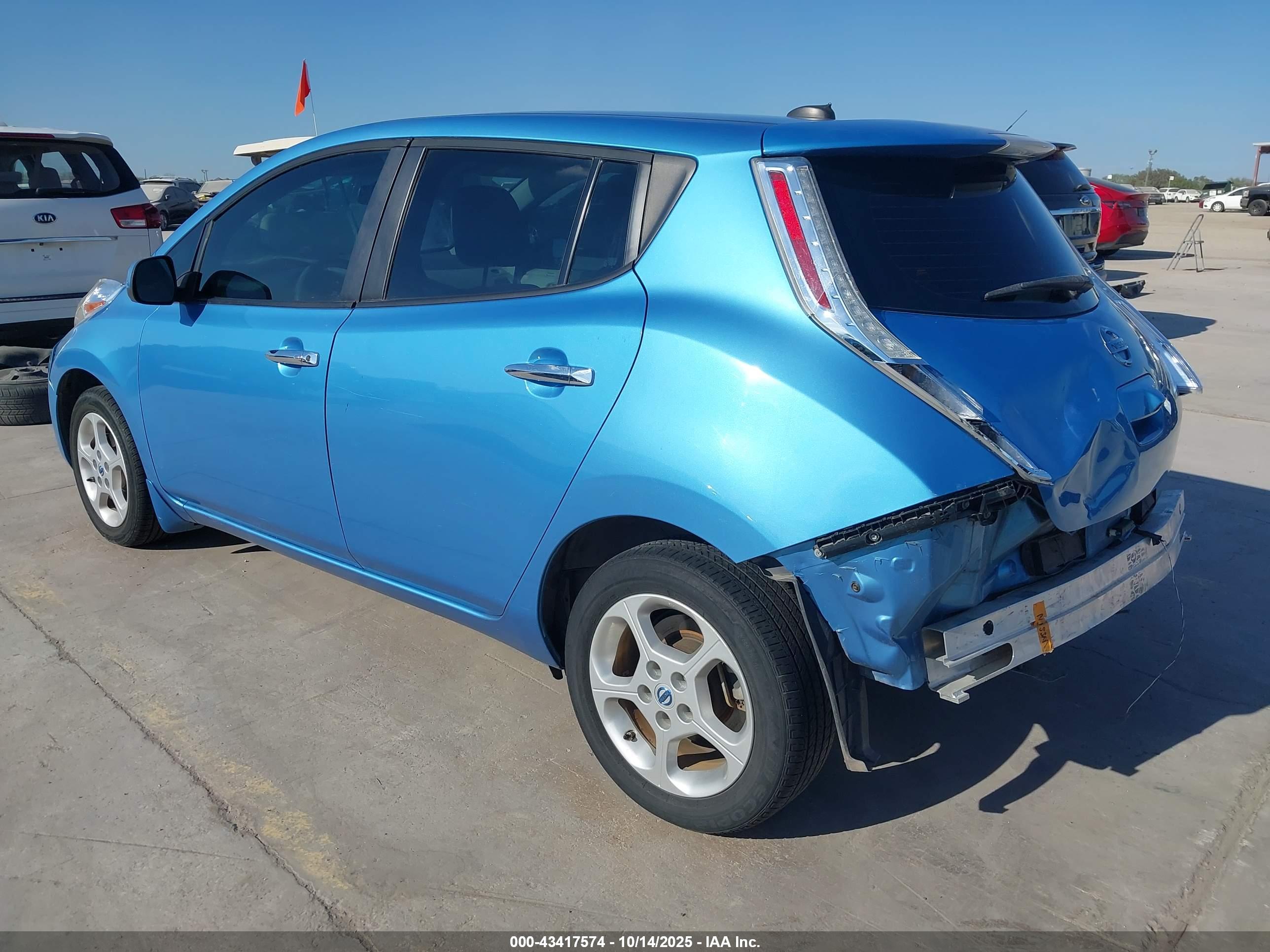 NISSAN LEAF image 3