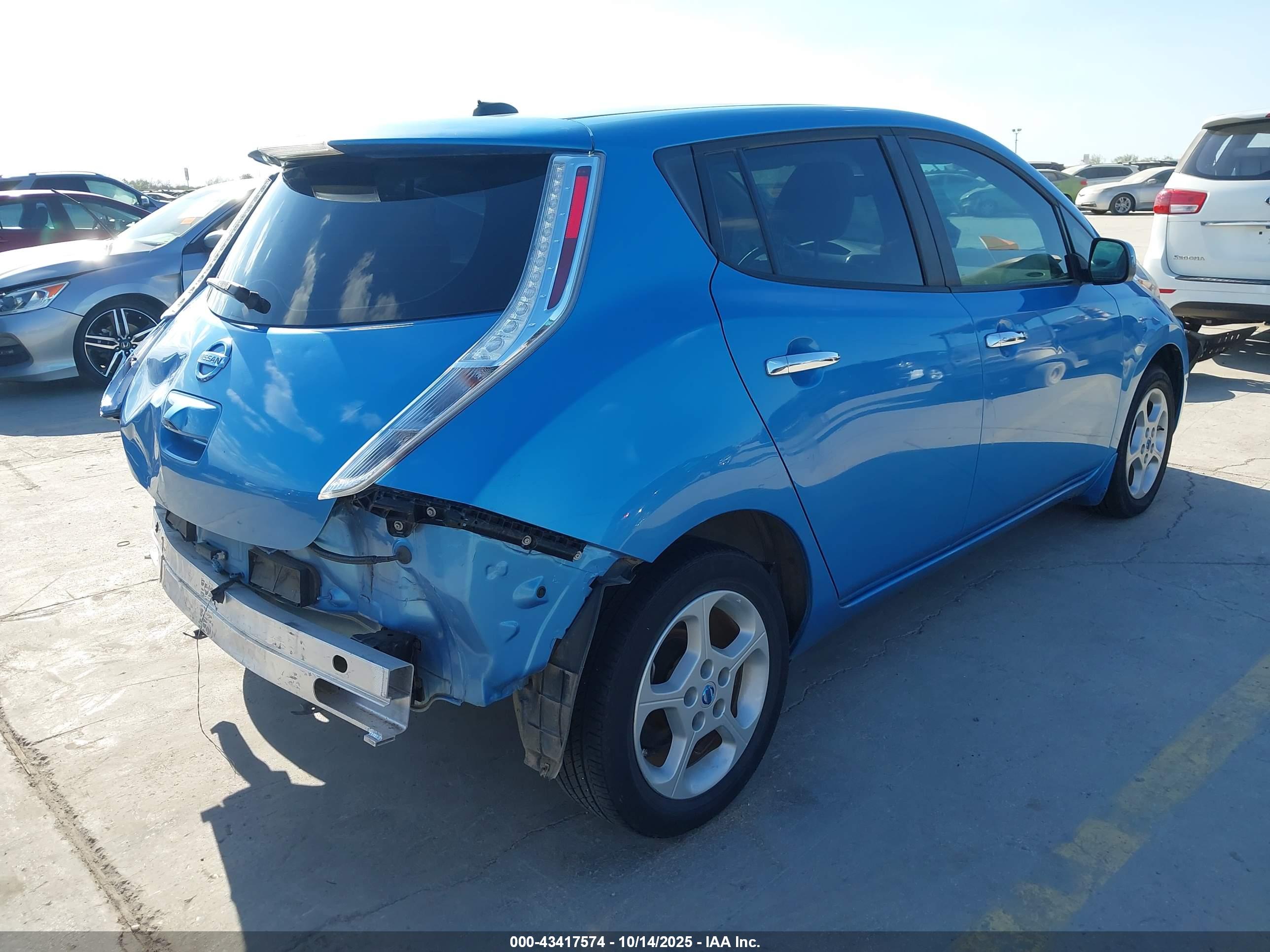NISSAN LEAF image 4