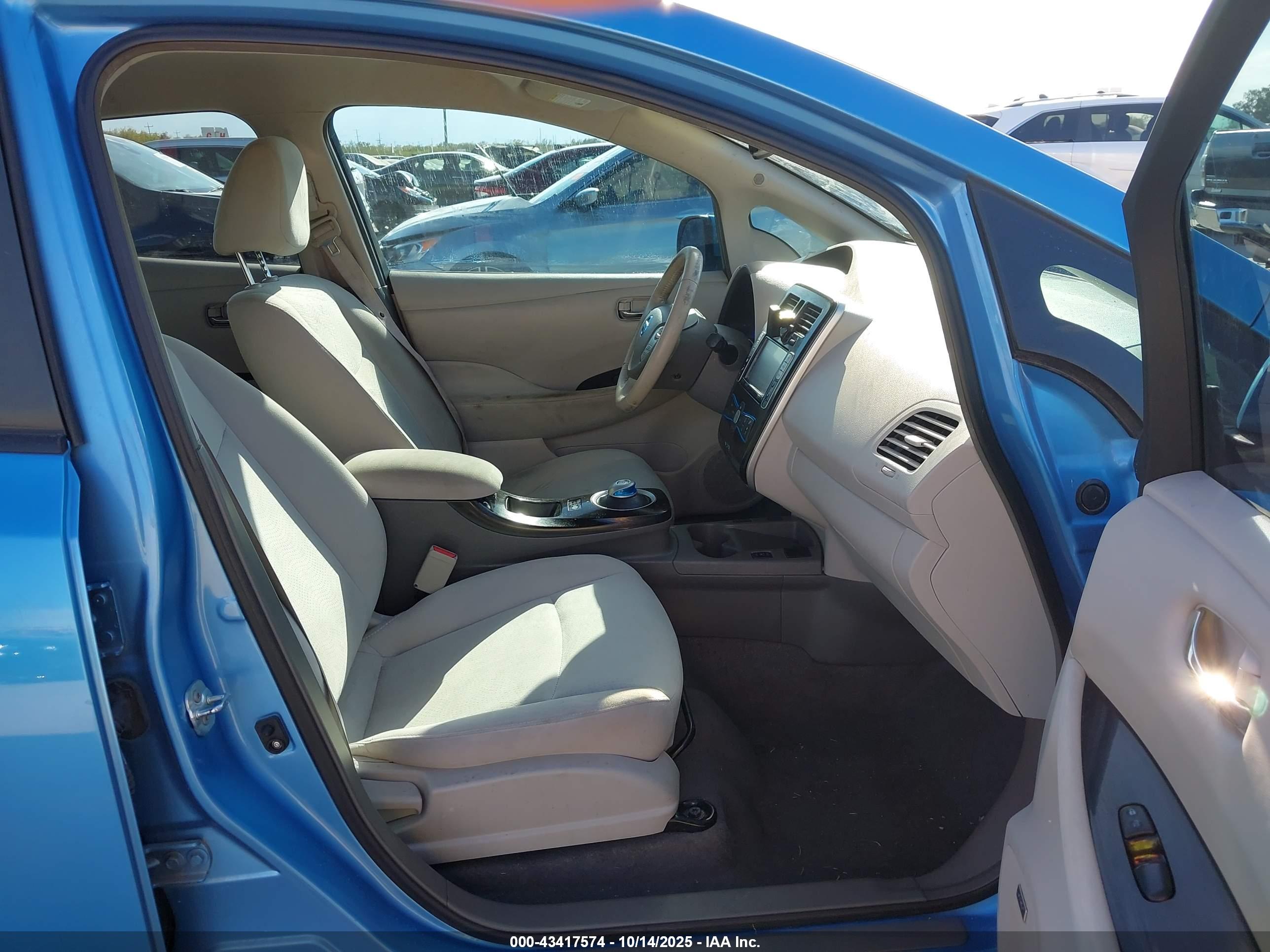 NISSAN LEAF image 5